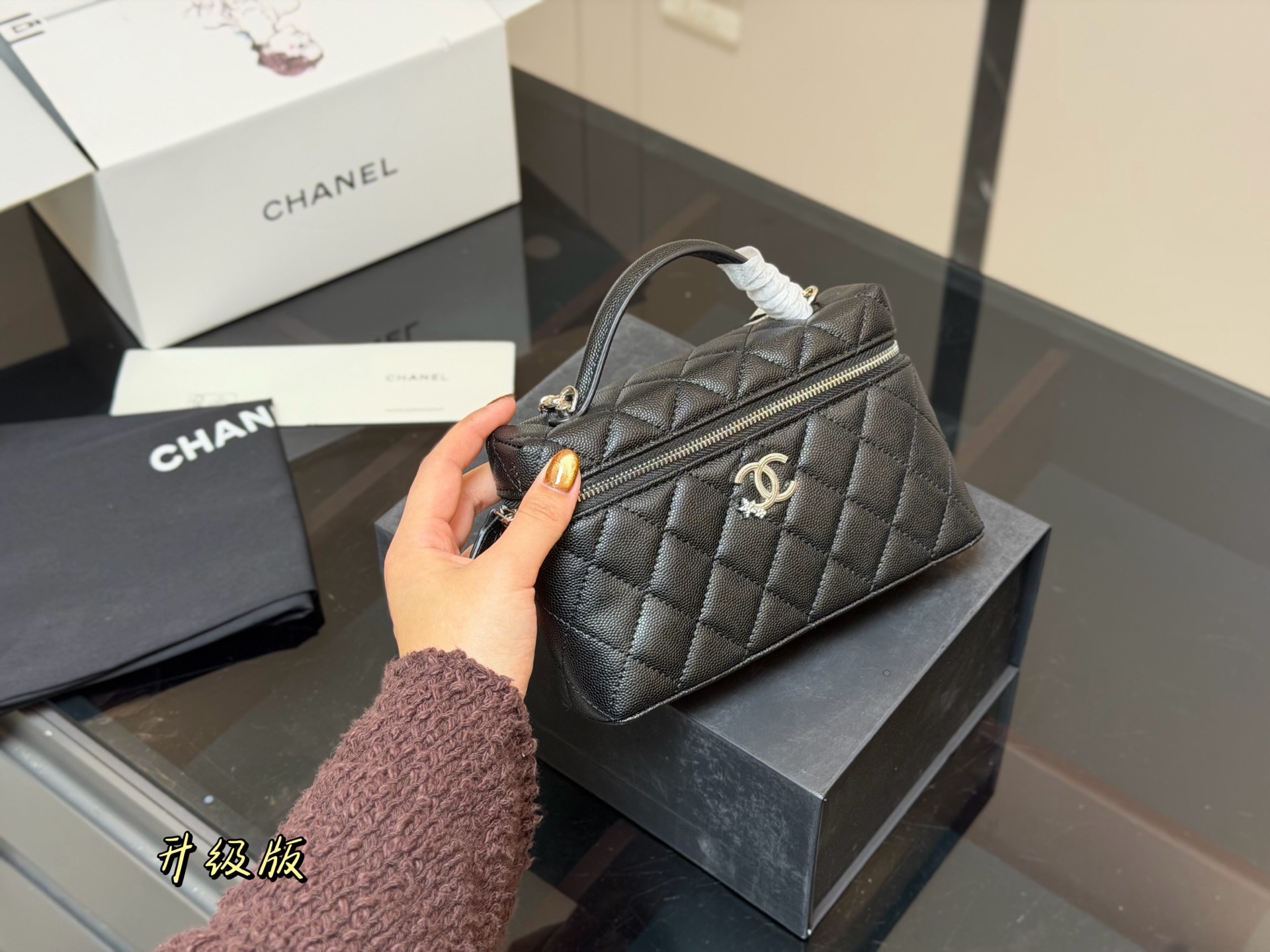 💰385 配折叠盒飞机盒 香奈儿 星星lp饭盒包 Chanel 流星五金实物真的好美呀💗大大logo星星做点缀,显得好灵动啊!黑银搭配满满高级感,一年四季百搭~尺寸:19.13cm