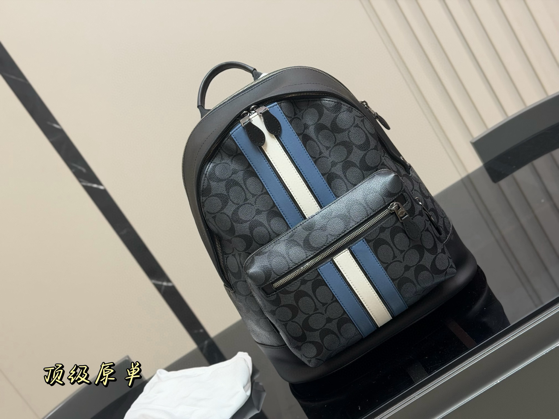 💰480 复刻版
size:33.39cm
蔻驰男士双肩包💼
台湾进口牛皮
超高清五金logo标志、
专用里内里
直男必备款。
这个必须种草!!