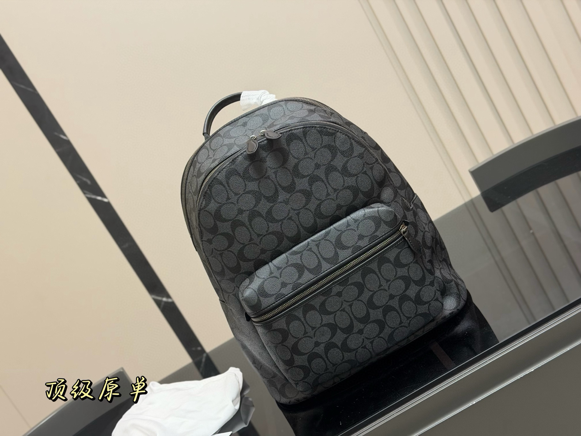 💰475 复刻版
size:33.39cm
蔻驰男士双肩包💼
台湾进口牛皮
超高清五金logo标志、
专用里内里
直男必备款。
这个必须种草!!