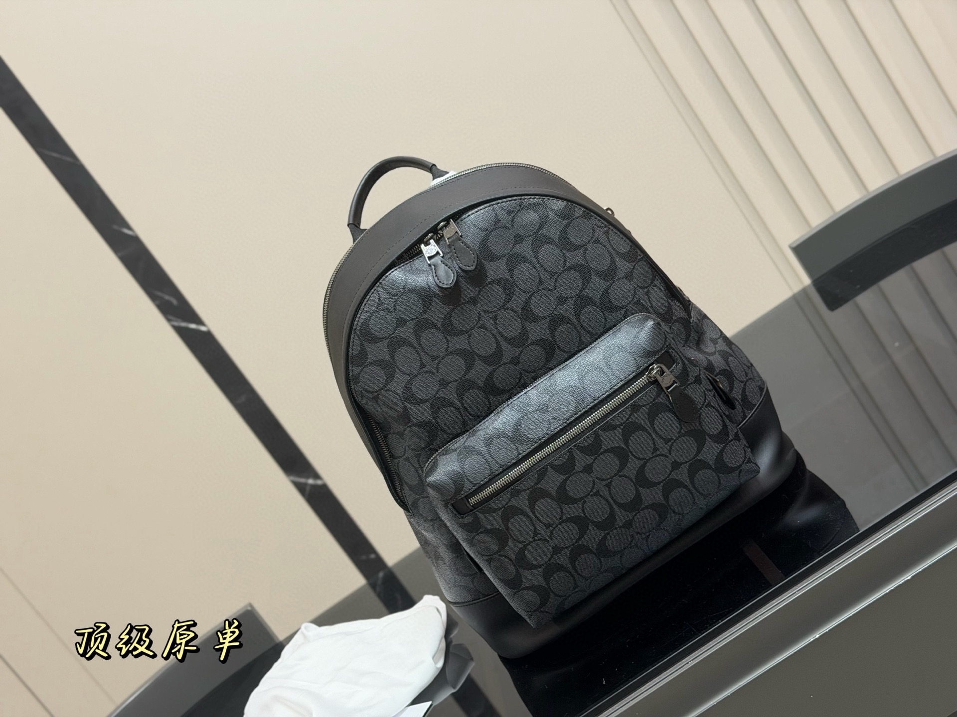 💰475 复刻版
size:33.39cm
蔻驰男士双肩包💼
台湾进口牛皮
超高清五金logo标志、
专用里内里
直男必备款。
这个必须种草!!