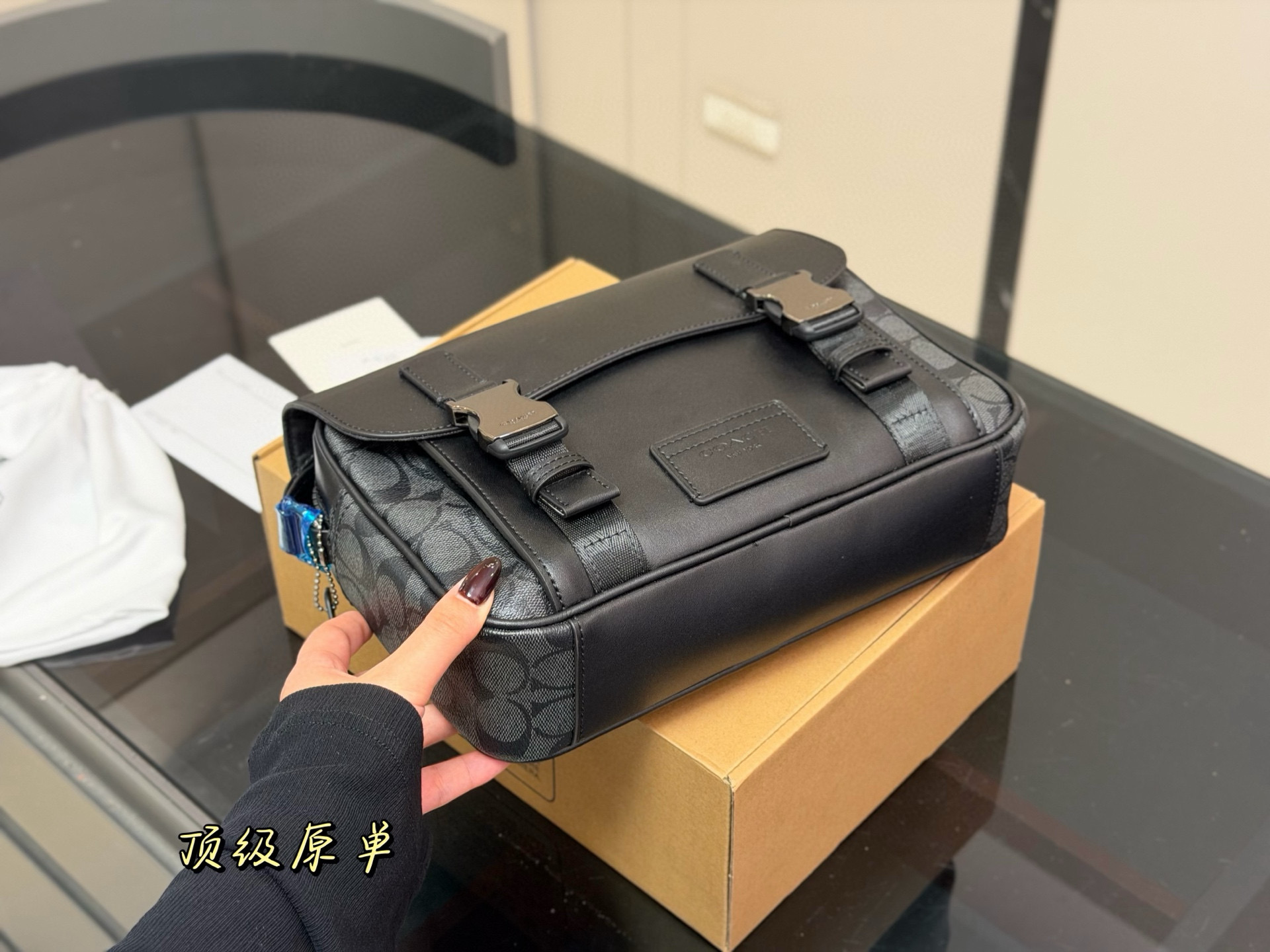 💰430 配飞机盒复刻版

size：27.20cm 
蔻驰男士邮差包💼
台湾进口牛皮
超高清五金logo标志、
专用里内里 
直男必备款。
这个必须种草！！