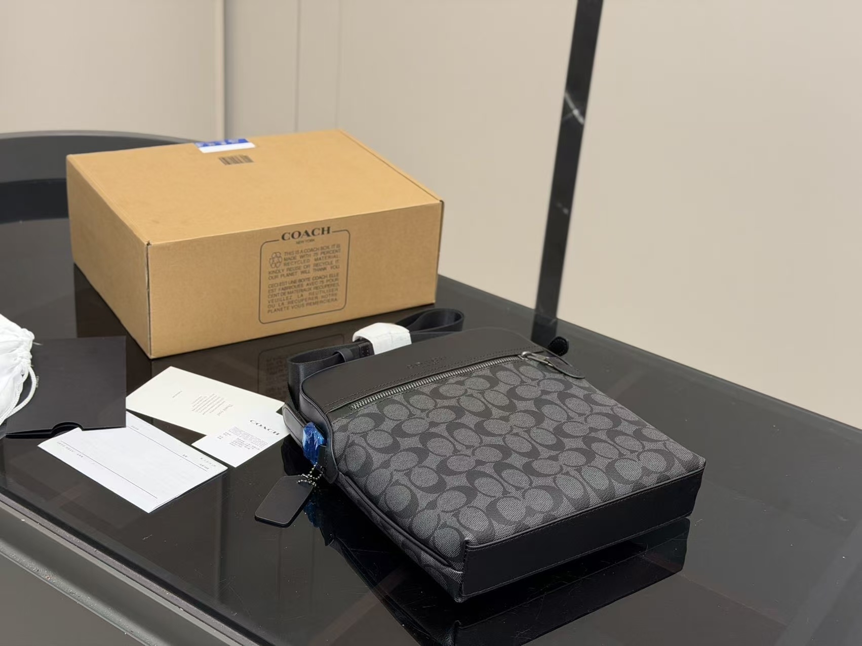 💰395 配飞机盒复刻版

size：24.27cm 
蔻驰男士邮差包💼
台湾进口牛皮
超高清五金logo标志、
专用里内里 
直男必备款。
这个必须种草！！