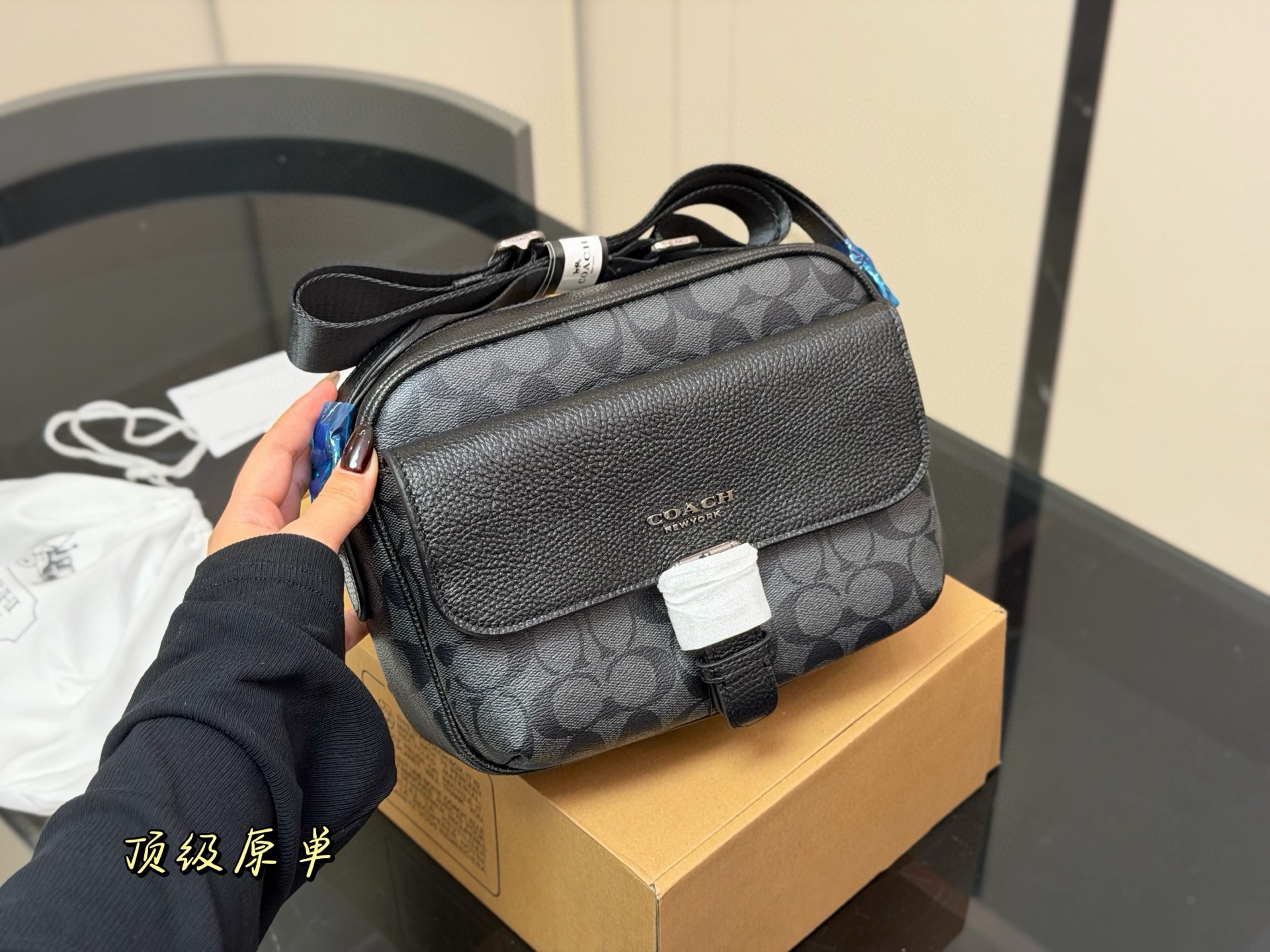 💰405 配飞机盒复刻版

size：24.19cm 
蔻驰男士邮差包💼
台湾进口牛皮
超高清五金logo标志、
专用里内里 
直男必备款。
这个必须种草！！