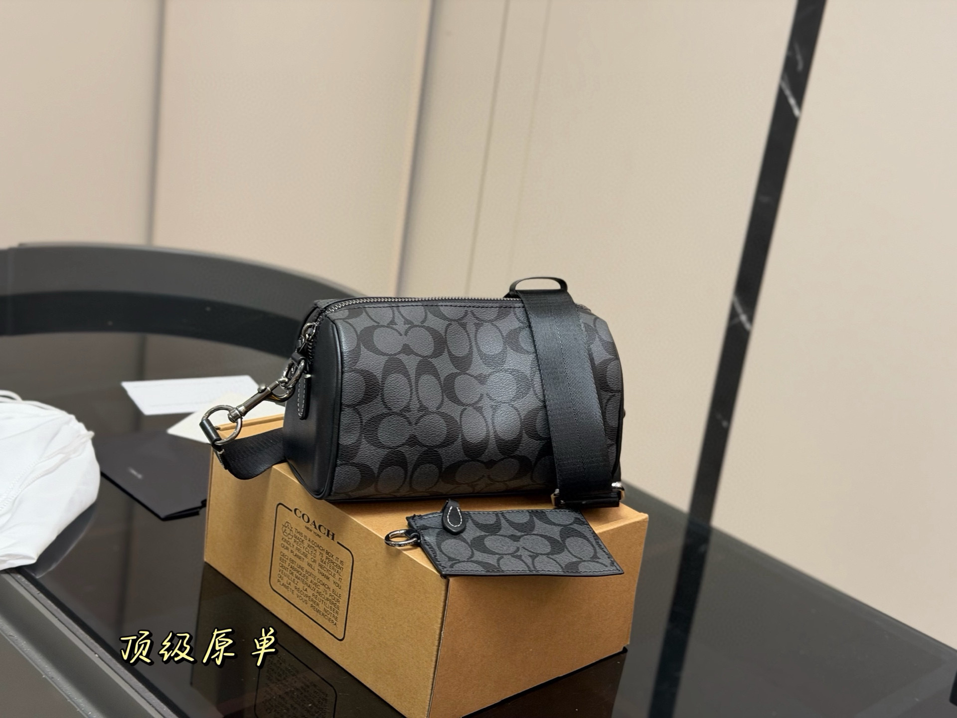 💰375 配飞机盒
coach axel老花圆筒包二合一单肩包男女通用斜

蔻驰axel老花圆筒包二合一单肩包男女通用斜挎包经典搭配工艺材质休闲百搭斜挎包采用精湛镶嵌细工，实物拍摄面料配送礼盒12x22cm