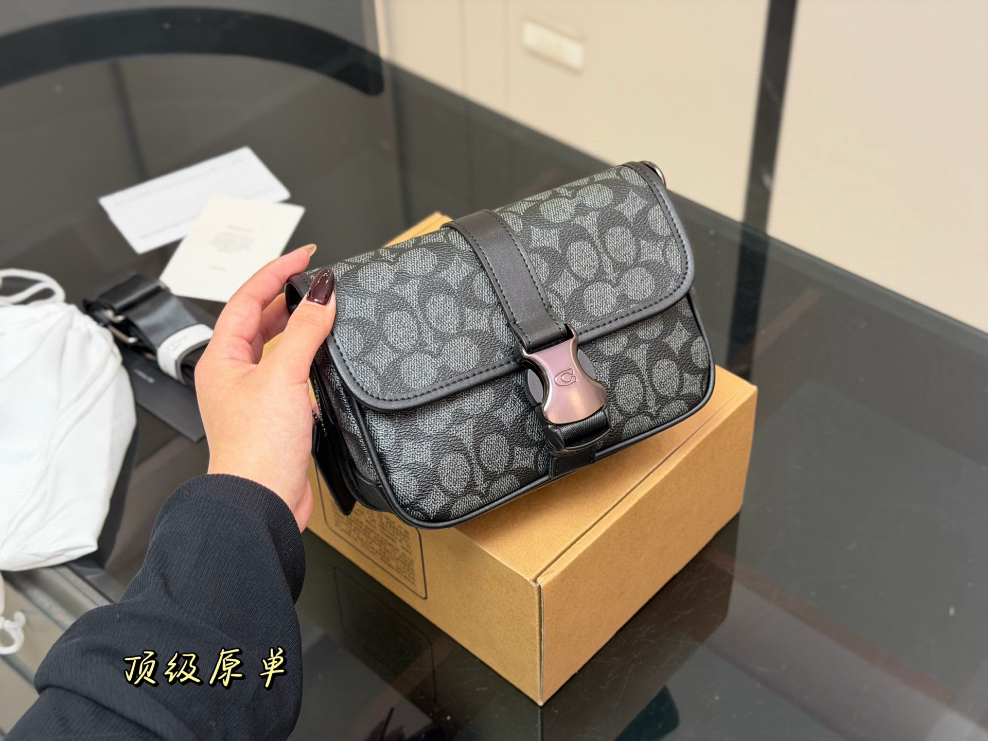 💰410 配飞机盒复刻版

size：20.15cm 
蔻驰男士邮差包💼
台湾进口牛皮
超高清五金logo标志、
专用里内里 
直男必备款。
这个必须种草！！