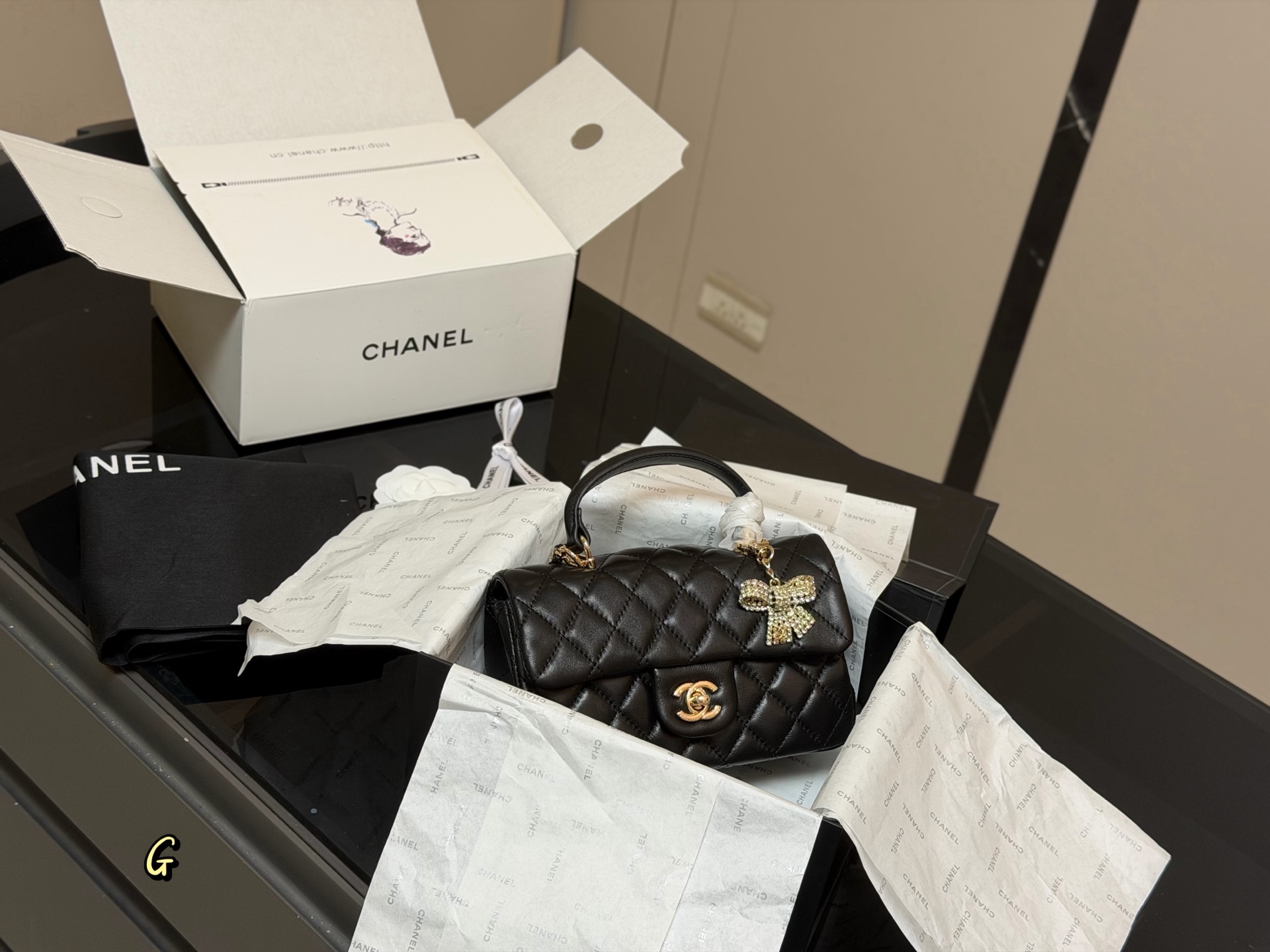 💰430 Chanel25K吊坠大mini,可爱又迷人! 蝴蝶结大mini 真的非常精致~ 拿下来当挂坠也刚刚好 可放下手机日常通勤都没问题 经典包型永不过时!