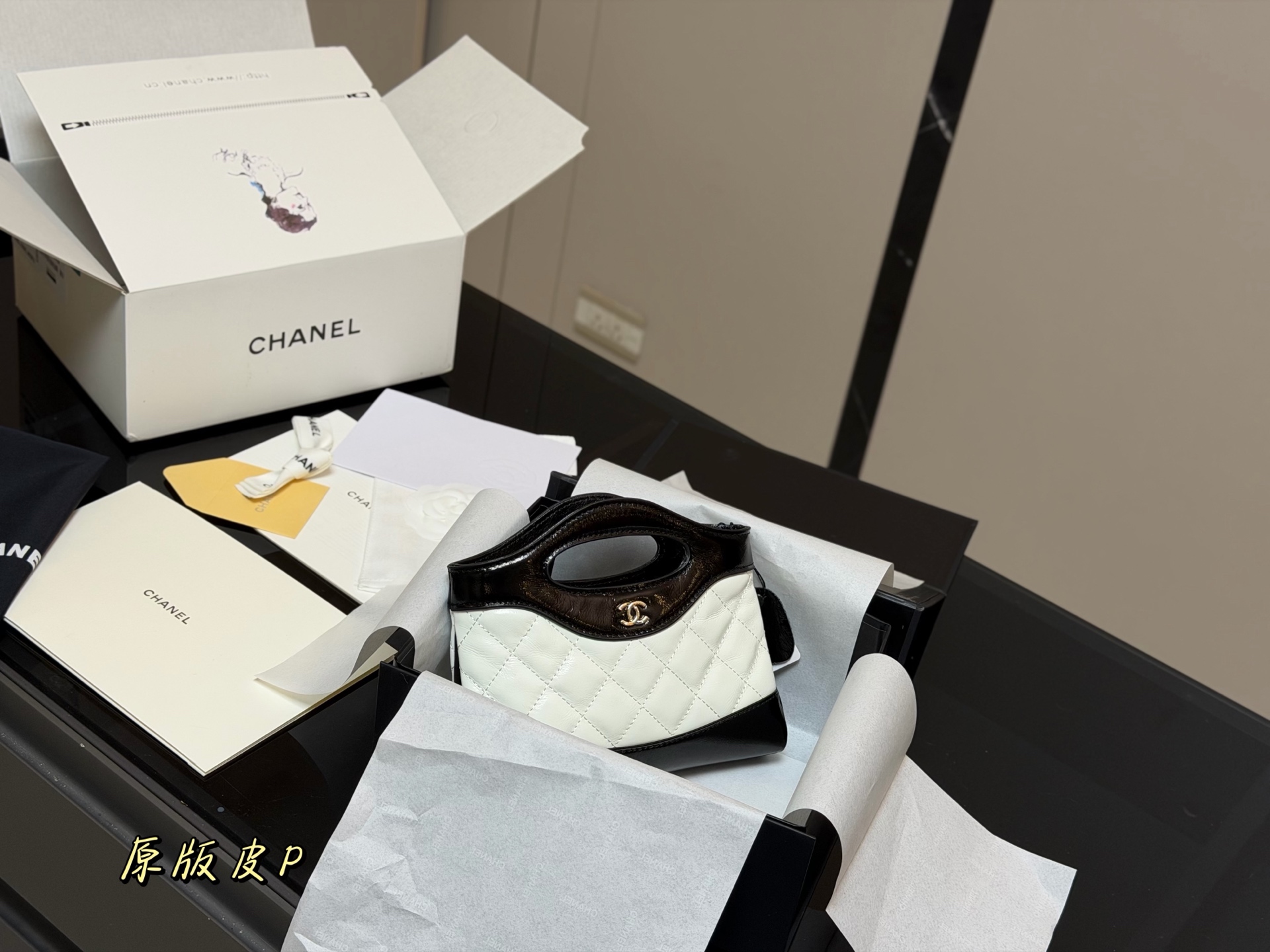 💰390 折叠盒飞机盒 size:20*14cm 香奈儿23a值得入手的 可可爱爱的横版31 Chanel又又又复刻了 新款31bag出了minisize 这谁顶得住! 小香真爱粉必入啊! 一包难求!