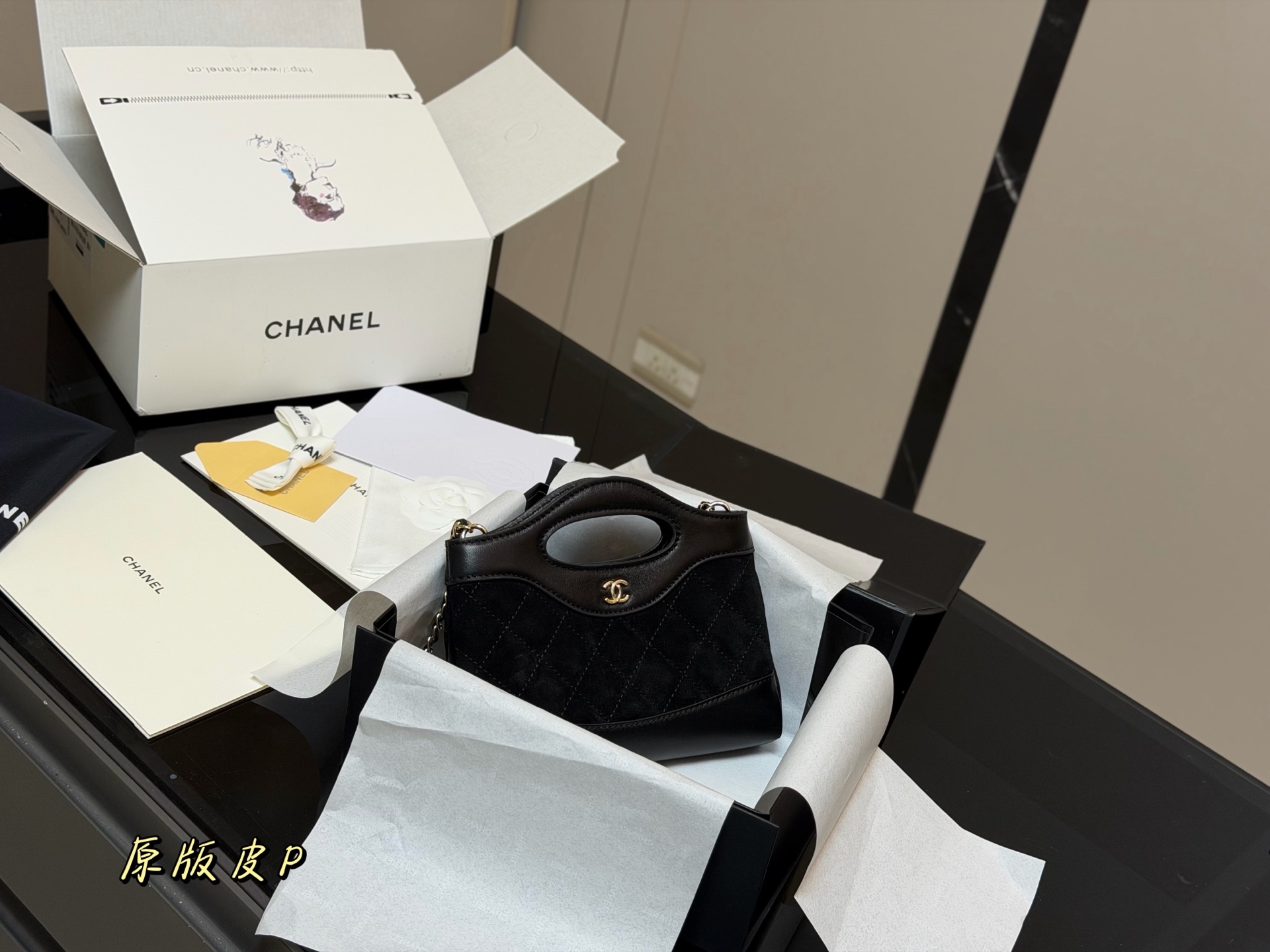 💰390 折叠盒飞机盒 size:20*14cm 香奈儿23a值得入手的 可可爱爱的横版31 Chanel又又又复刻了 新款31bag出了minisize 这谁顶得住! 小香真爱粉必入啊! 一包难求!