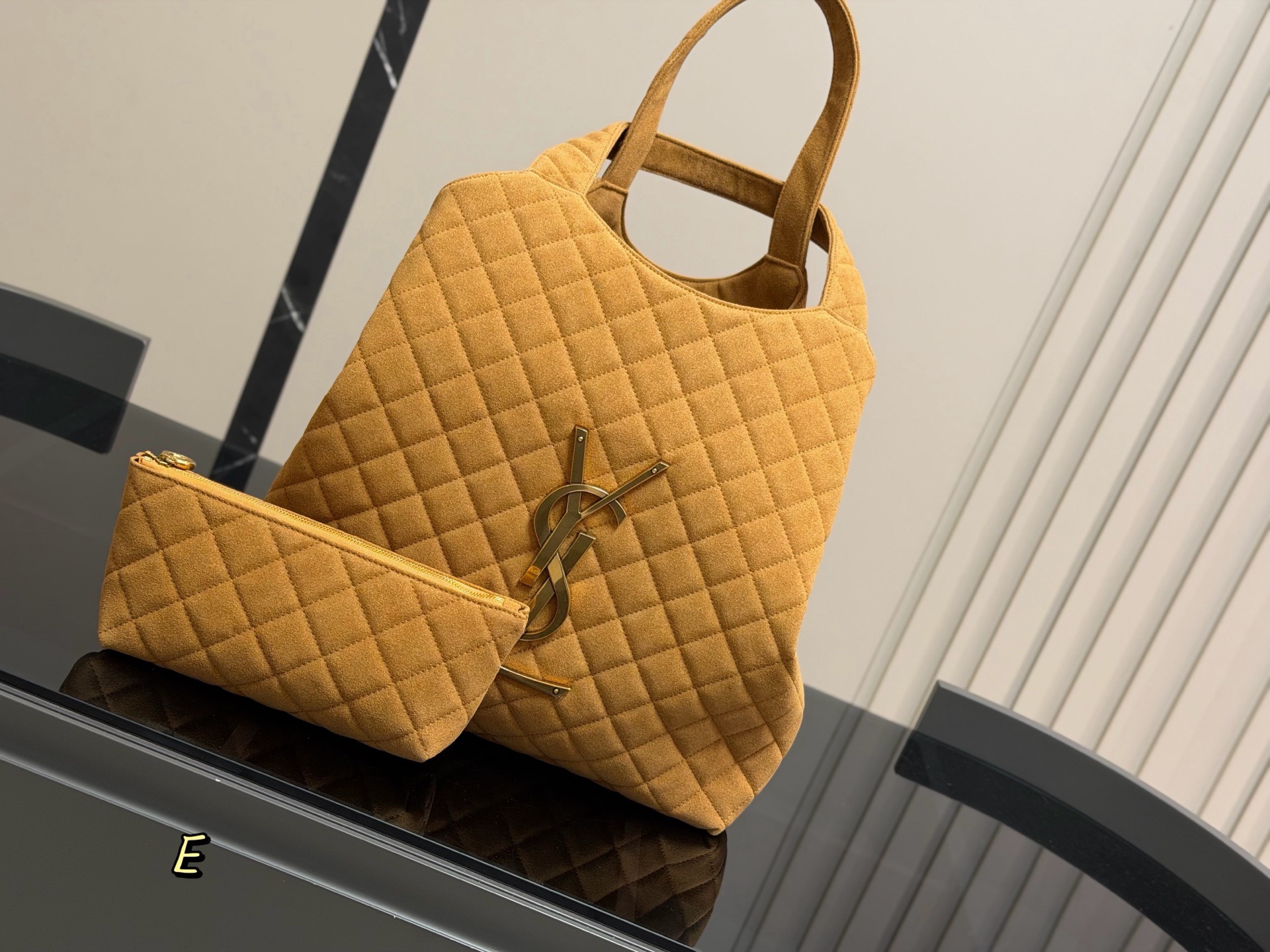 &yen;255

size：38*35cm
圣罗兰新款购物袋太可了吧
YSLGabv绗缝纹路购物袋
大tote感觉太温柔了吧!
⚠️原版大标