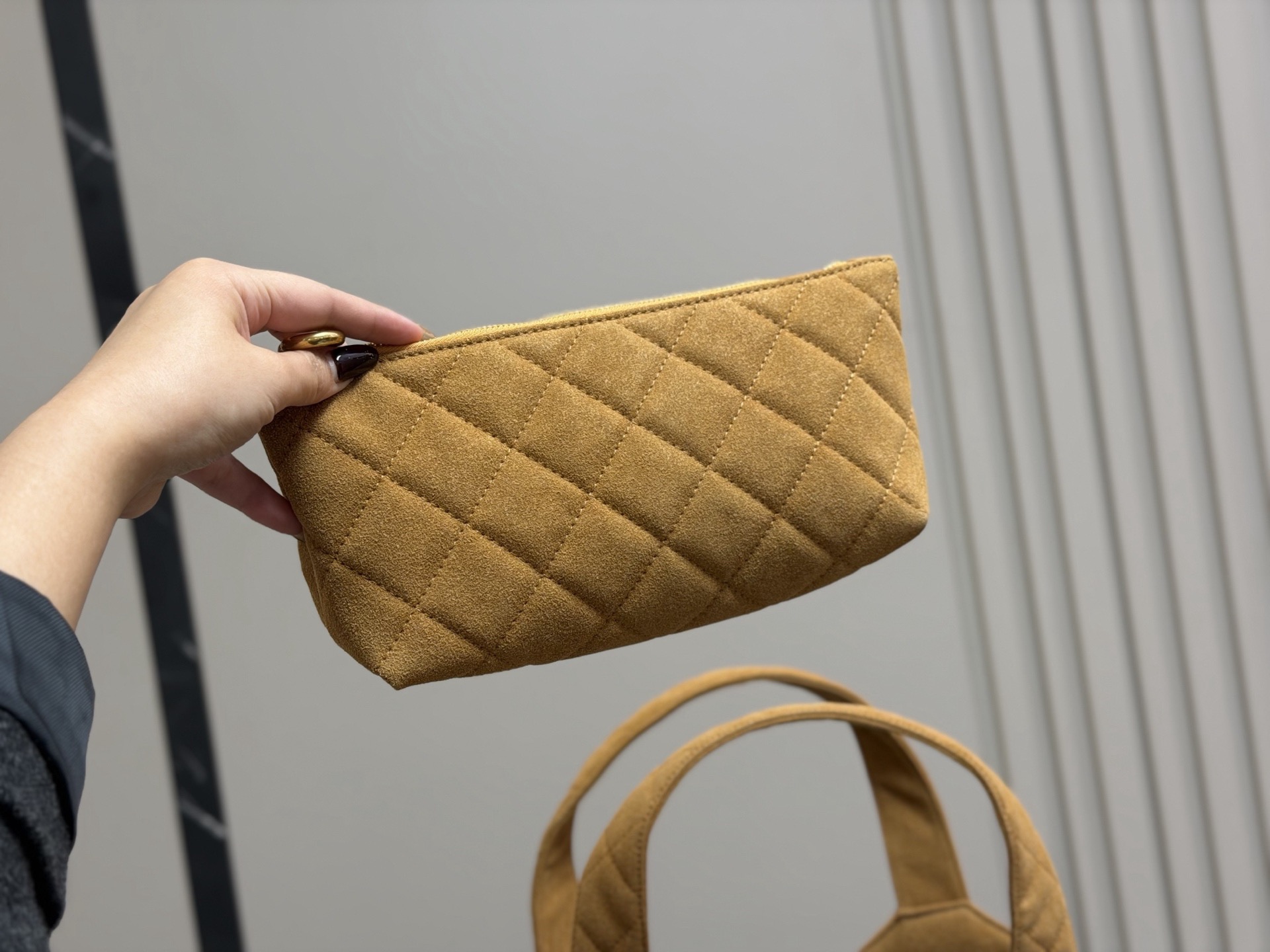 &yen;255

size：38*35cm
圣罗兰新款购物袋太可了吧
YSLGabv绗缝纹路购物袋
大tote感觉太温柔了吧!
⚠️原版大标