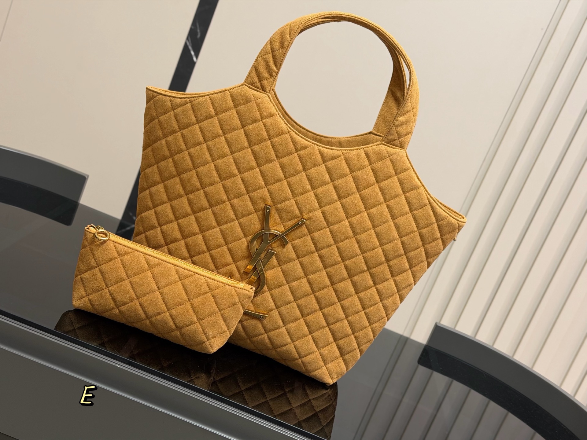 &yen;255

size：38*35cm
圣罗兰新款购物袋太可了吧
YSLGabv绗缝纹路购物袋
大tote感觉太温柔了吧!
⚠️原版大标