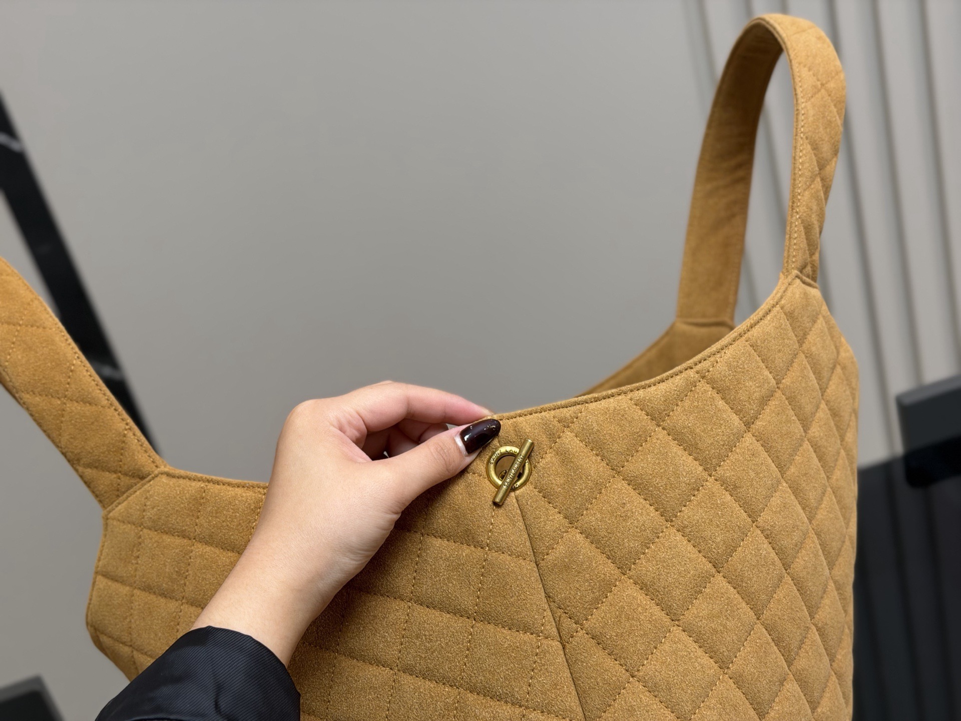 &yen;255

size：38*35cm
圣罗兰新款购物袋太可了吧
YSLGabv绗缝纹路购物袋
大tote感觉太温柔了吧!
⚠️原版大标