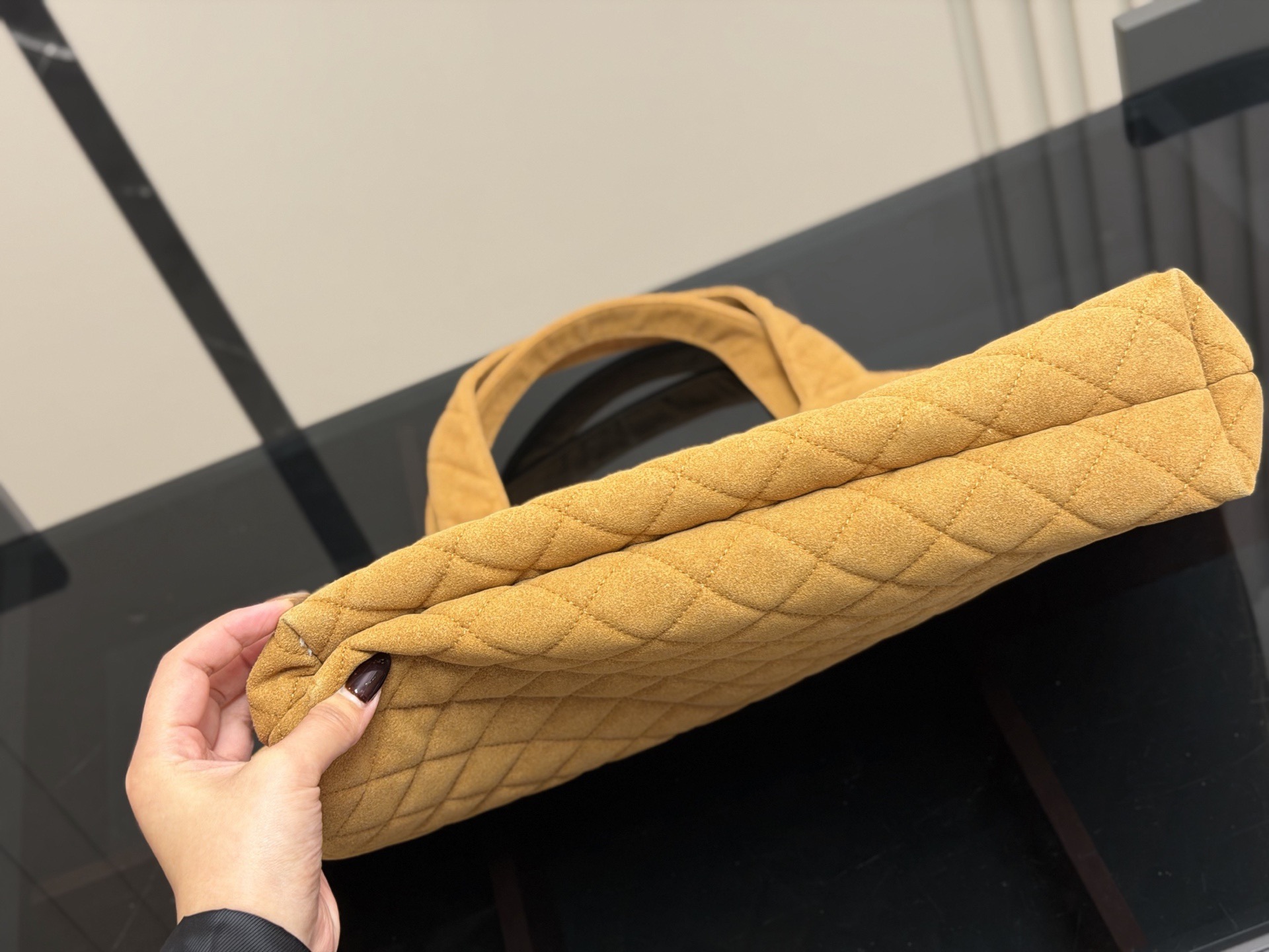 &yen;255

size：38*35cm
圣罗兰新款购物袋太可了吧
YSLGabv绗缝纹路购物袋
大tote感觉太温柔了吧!
⚠️原版大标
