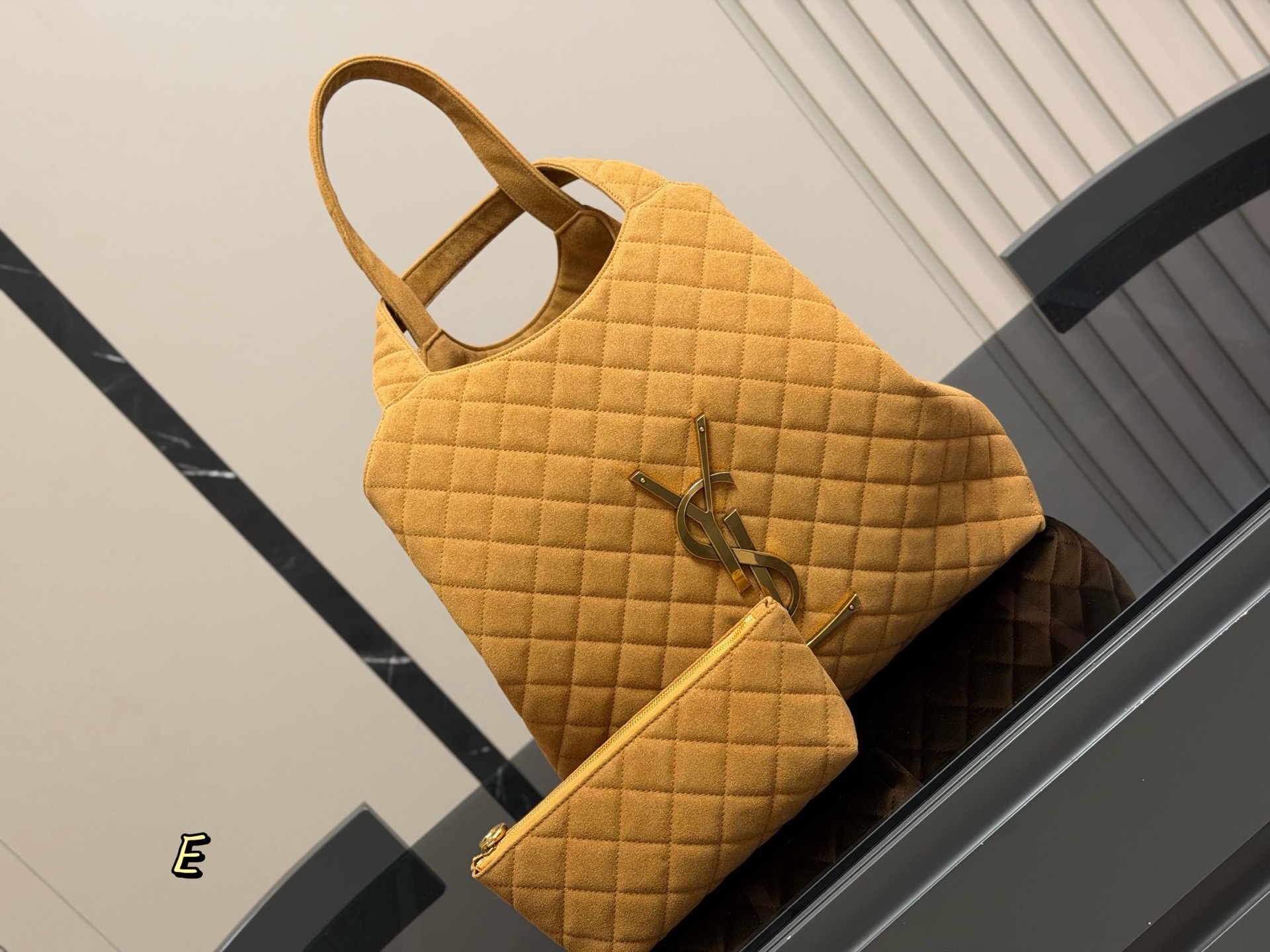 &yen;255

size：38*35cm
圣罗兰新款购物袋太可了吧
YSLGabv绗缝纹路购物袋
大tote感觉太温柔了吧!
⚠️原版大标