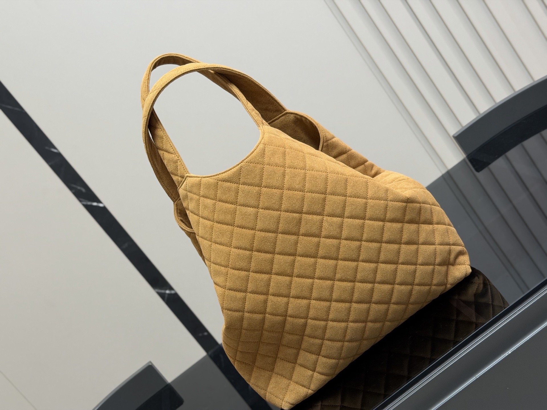 &yen;255

size：38*35cm
圣罗兰新款购物袋太可了吧
YSLGabv绗缝纹路购物袋
大tote感觉太温柔了吧!
⚠️原版大标