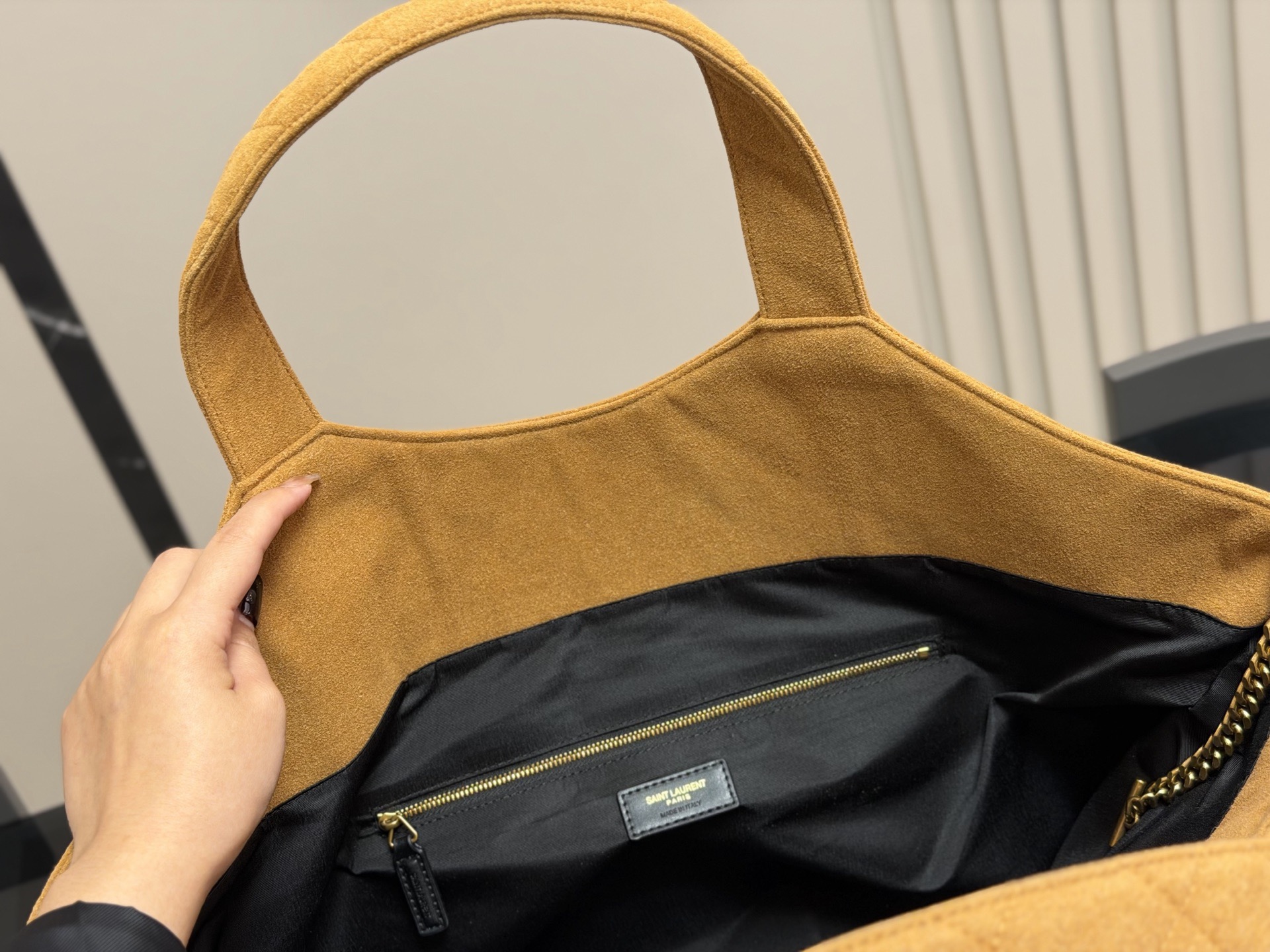 &yen;255

size：38*35cm
圣罗兰新款购物袋太可了吧
YSLGabv绗缝纹路购物袋
大tote感觉太温柔了吧!
⚠️原版大标