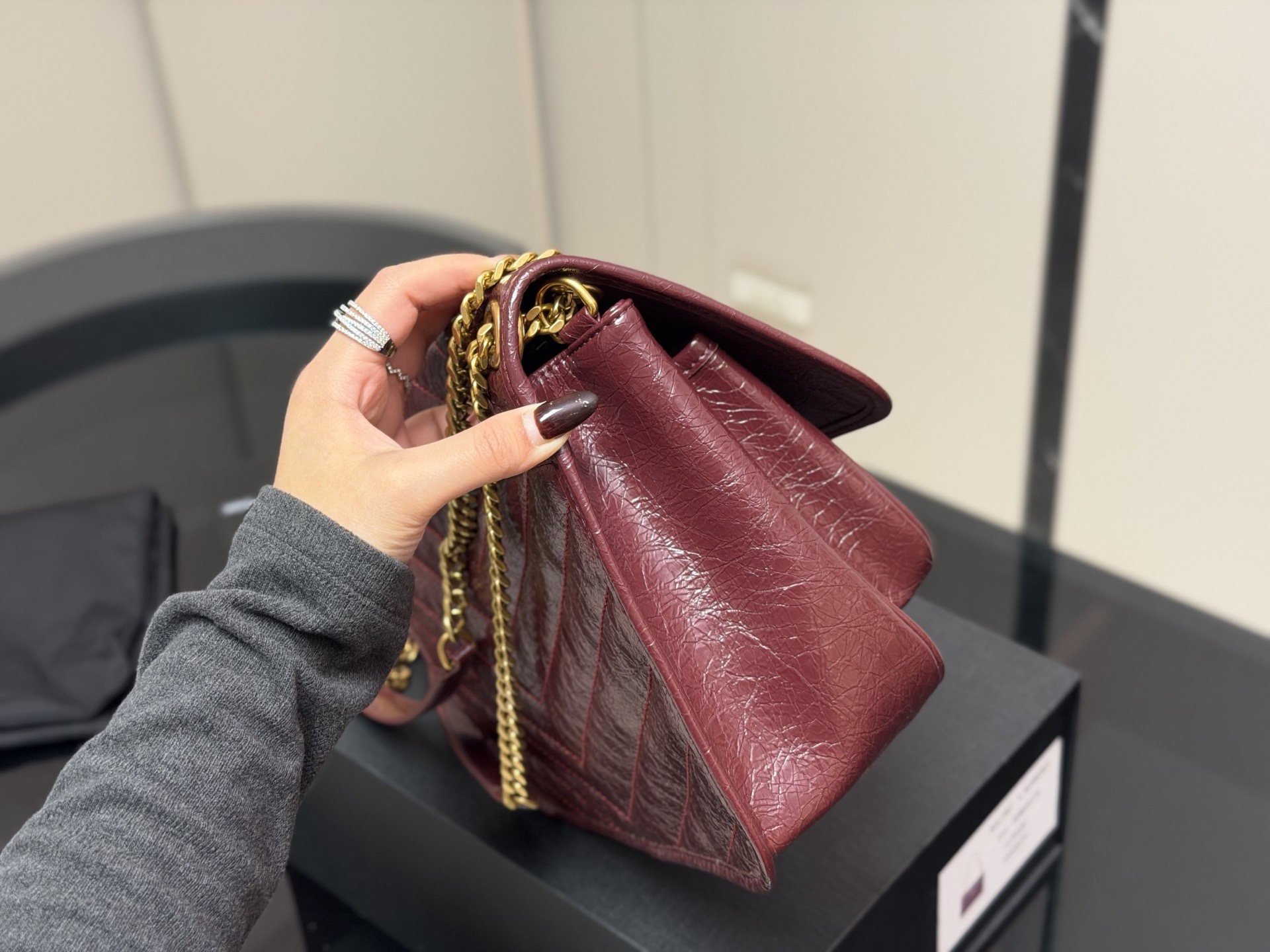 &yen;230 &yen;240 &yen;250 配折叠盒

size：19cm 24cm 28cm
高定版 niki
ysl niki 牛皮料软糯质感✔️
进口褶皱纹！