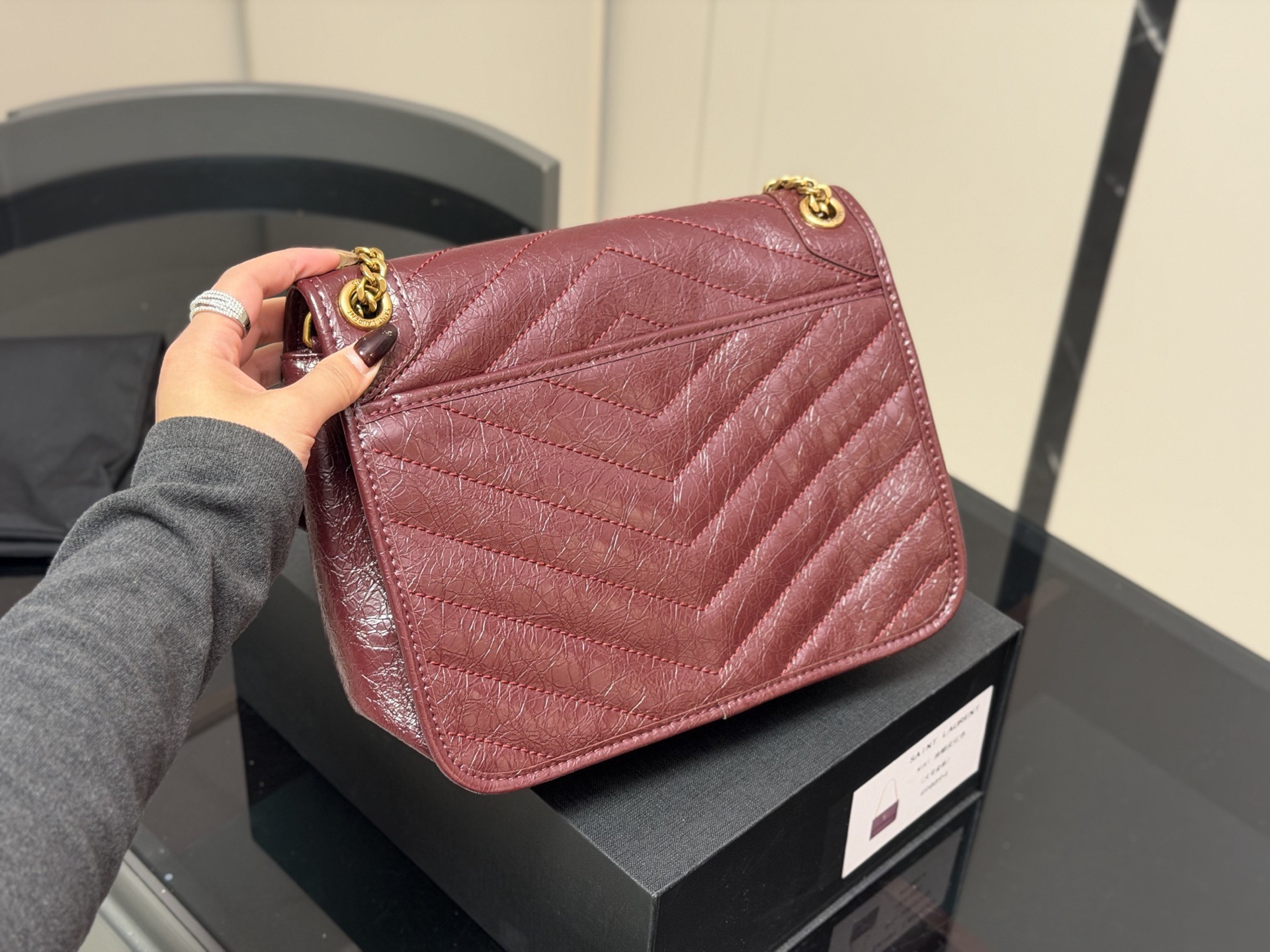 &yen;230 &yen;240 &yen;250 配折叠盒

size：19cm 24cm 28cm
高定版 niki
ysl niki 牛皮料软糯质感✔️
进口褶皱纹！