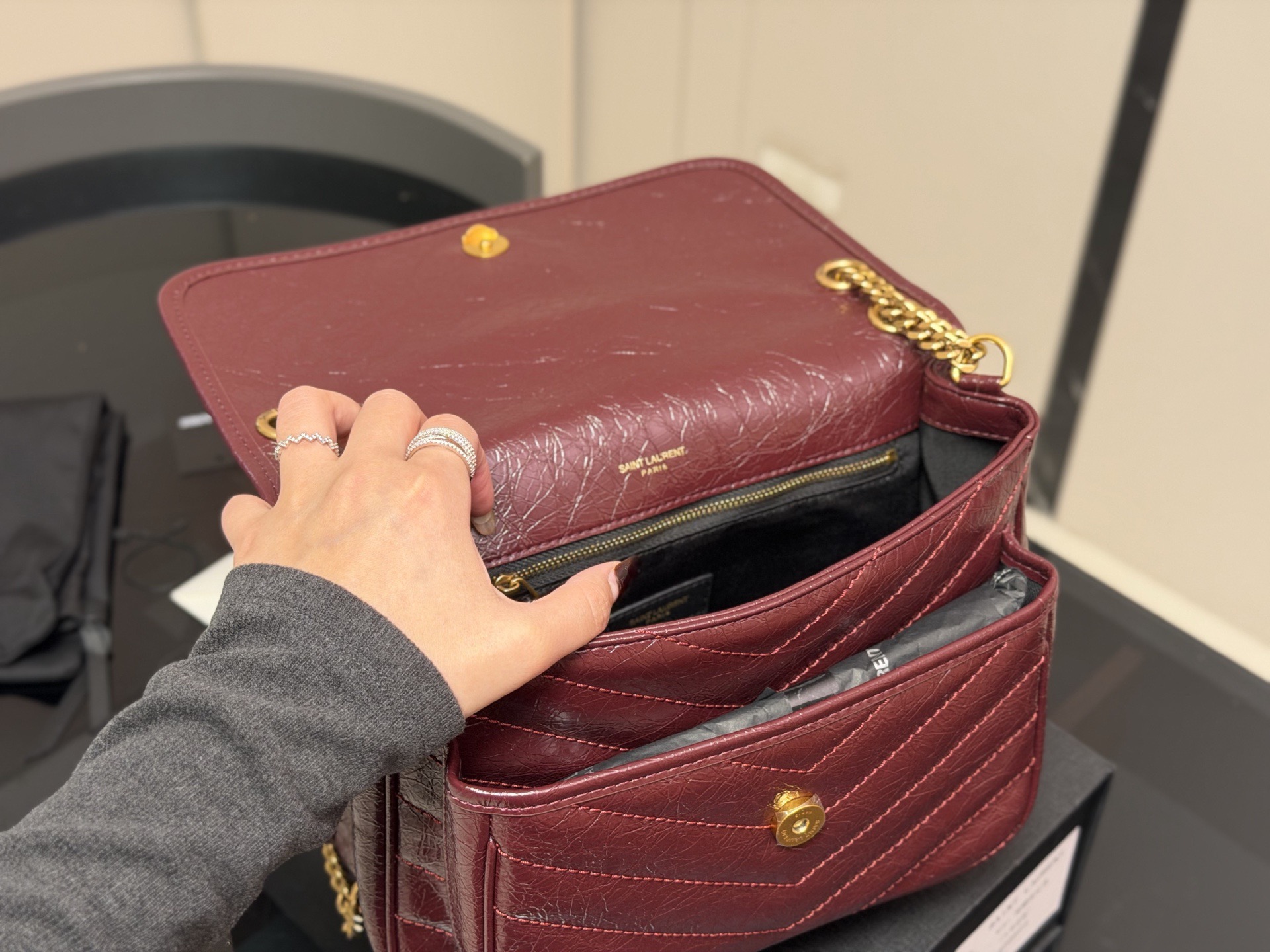 &yen;230 &yen;240 &yen;250 配折叠盒

size：19cm 24cm 28cm
高定版 niki
ysl niki 牛皮料软糯质感✔️
进口褶皱纹！