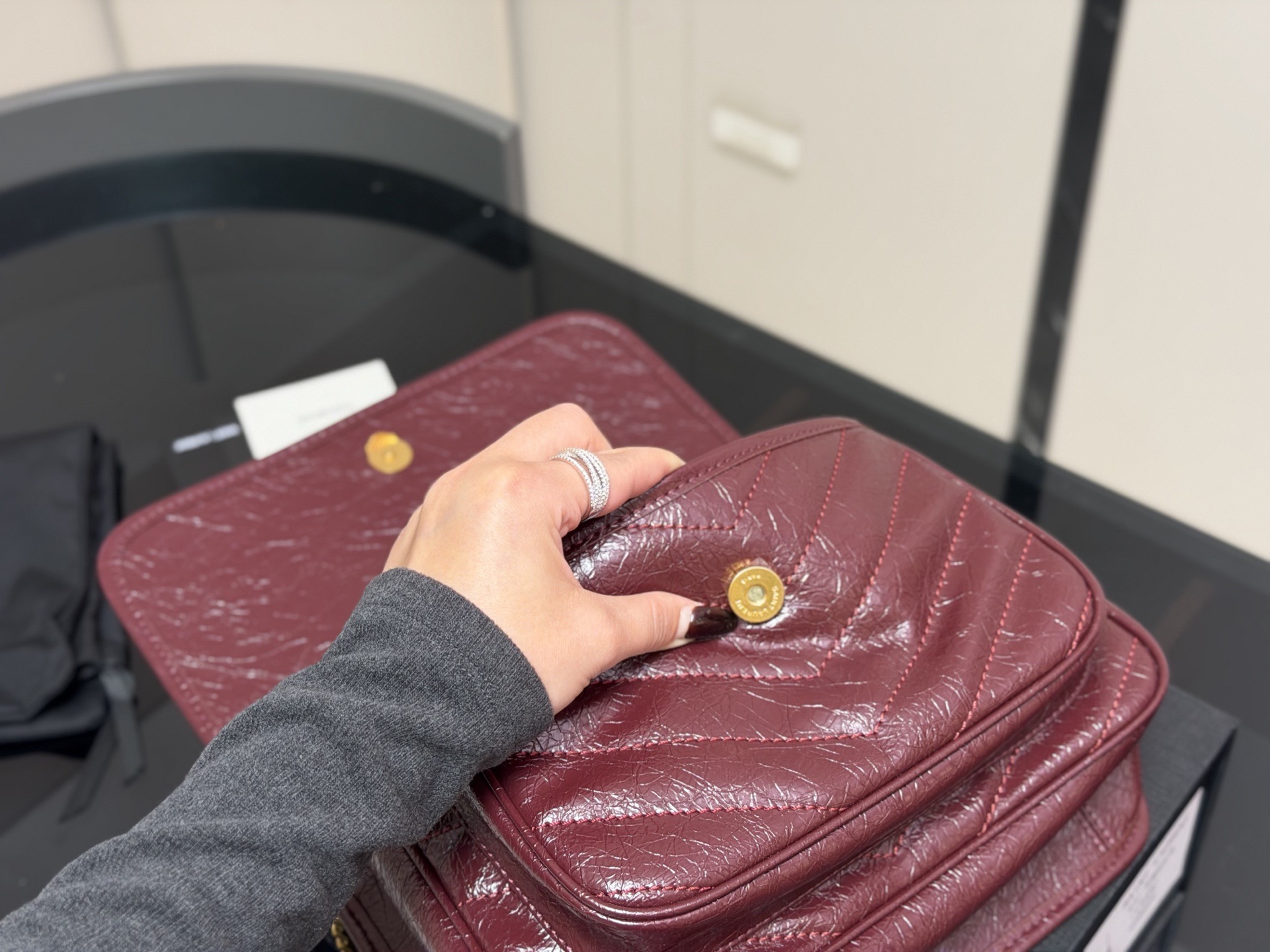 &yen;230 &yen;240 &yen;250 配折叠盒

size：19cm 24cm 28cm
高定版 niki
ysl niki 牛皮料软糯质感✔️
进口褶皱纹！