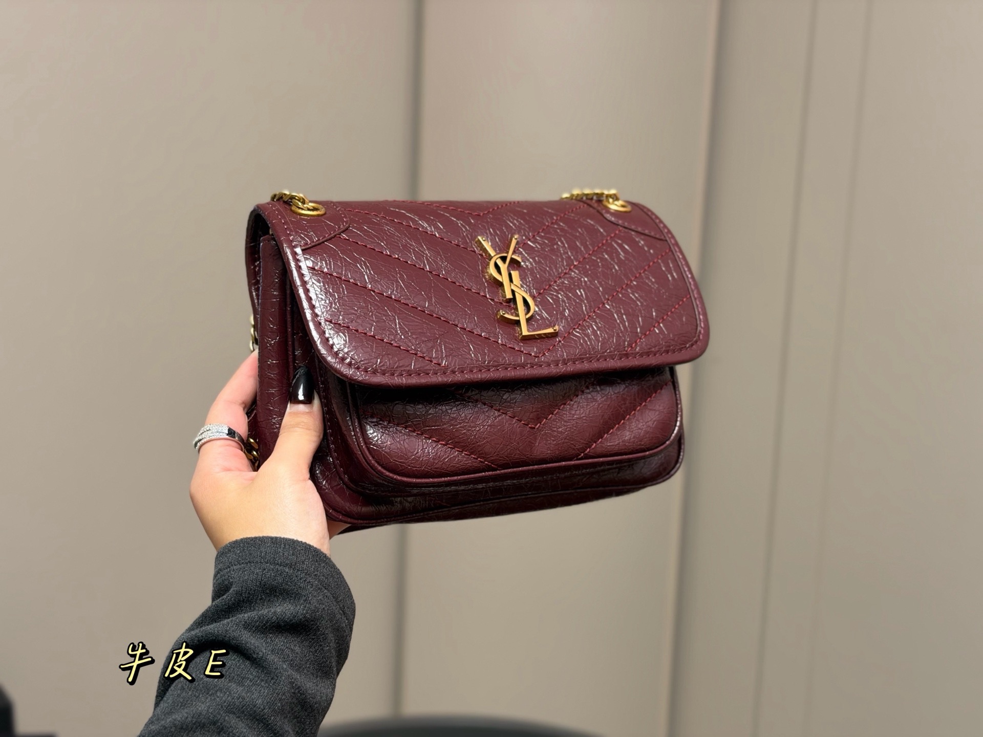 &yen;230 &yen;240 &yen;250 配折叠盒

size：19cm 24cm 28cm
高定版 niki
ysl niki 牛皮料软糯质感✔️
进口褶皱纹！