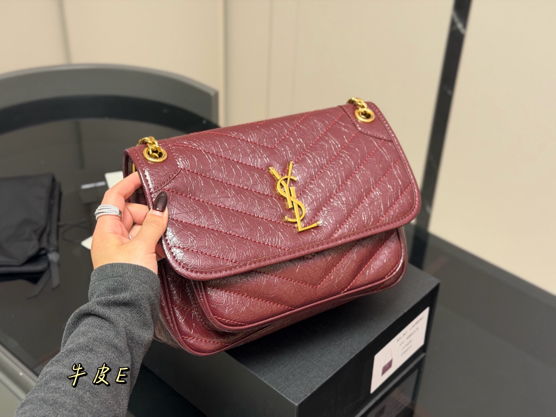 &yen;230 &yen;240 &yen;250 配折叠盒

size：19cm 24cm 28cm
高定版 niki
ysl niki 牛皮料软糯质感✔️
进口褶皱纹！