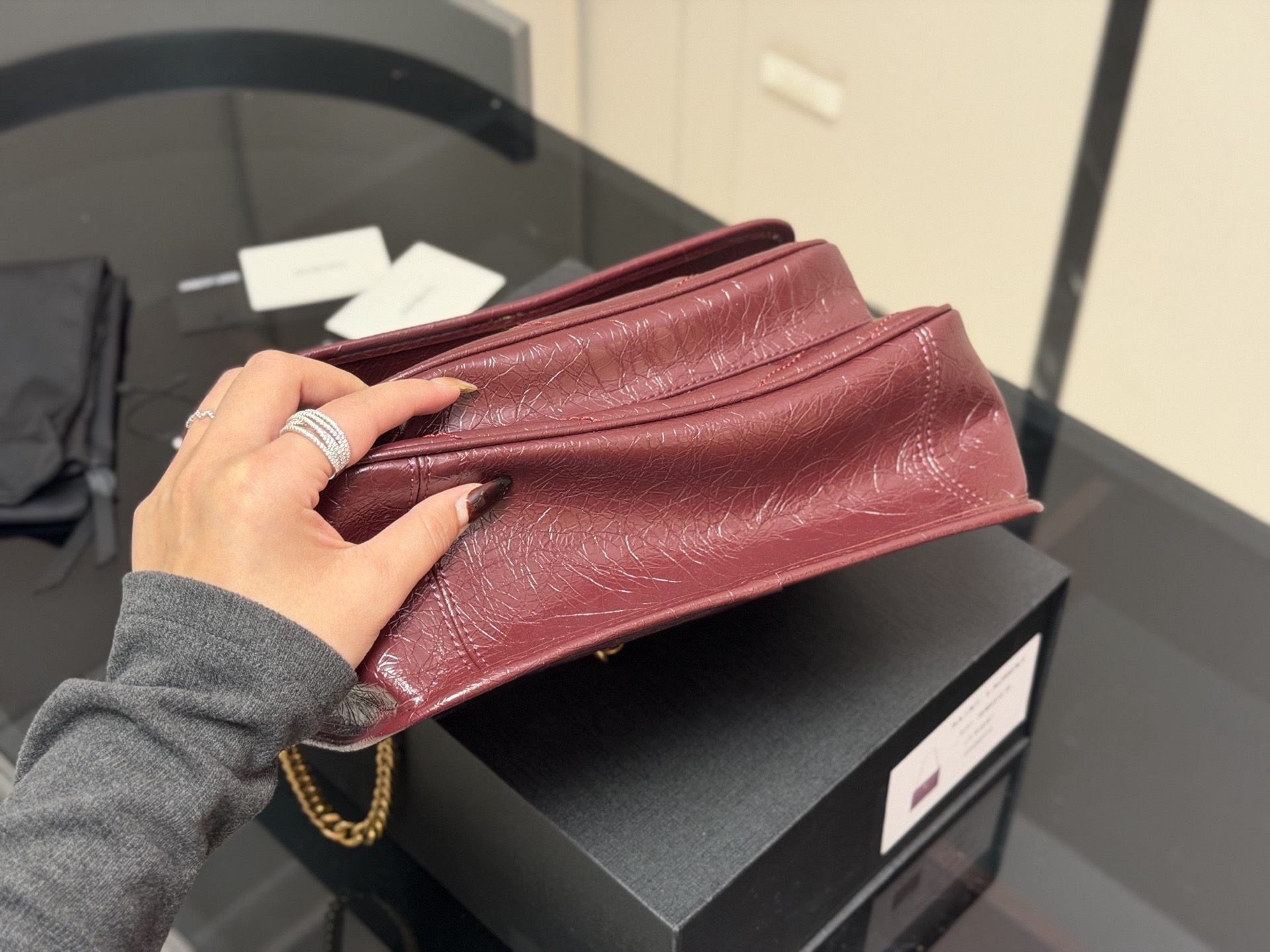 &yen;230 &yen;240 &yen;250 配折叠盒

size：19cm 24cm 28cm
高定版 niki
ysl niki 牛皮料软糯质感✔️
进口褶皱纹！