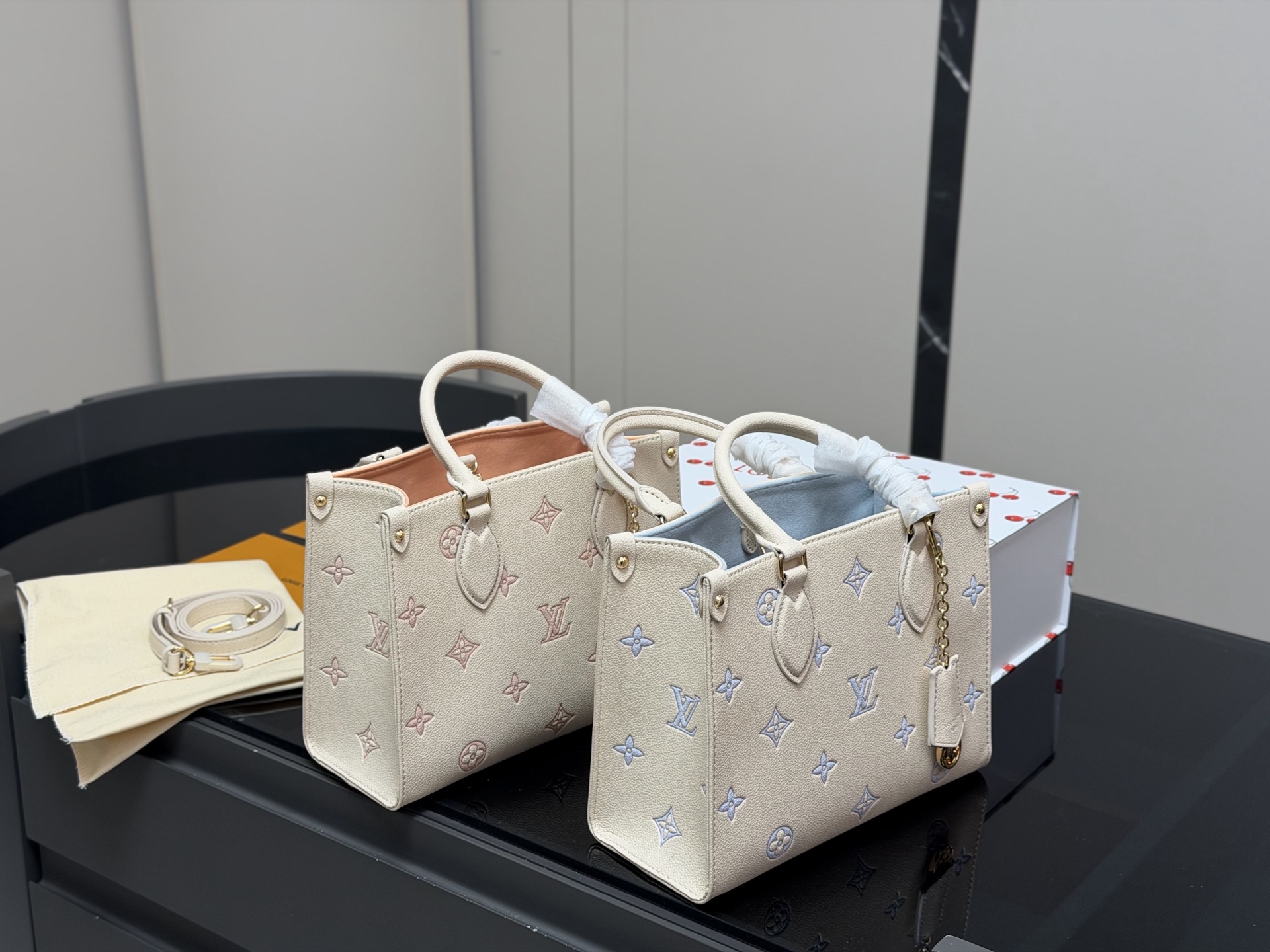 ¥390 折叠盒

size：25.20cm
LV onthego牛皮购物袋✔️
有隐藏的背带设计，
可单肩～可手提
搜索🔍  LV onthego丛林购物袋