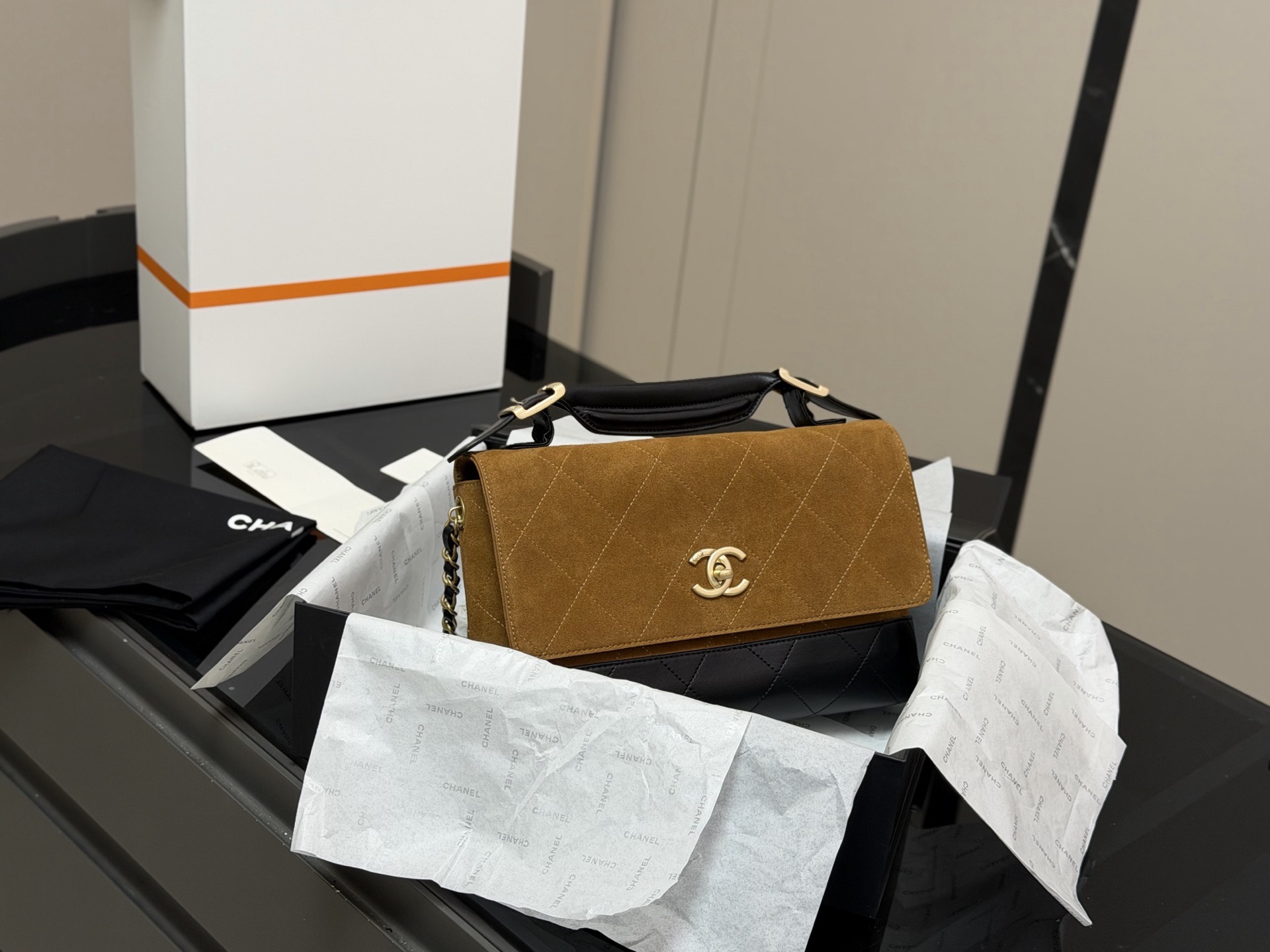 ¥308 With Folding Box Airplane Case | | Chanel 25a Suede Brown Messenger Bag | Chanel's Retro Handbag That Made Me Fall In Love At First Glance | Whether It Is A Large 𝐭𝐨𝐭𝐞 Or A Messenger Bag | The Entire Series Is Filled With A Unique Vitality | Soft And Delicate Suede Leather | Makes You Feel Like Winter Is Coming | Size: 28.18cm
