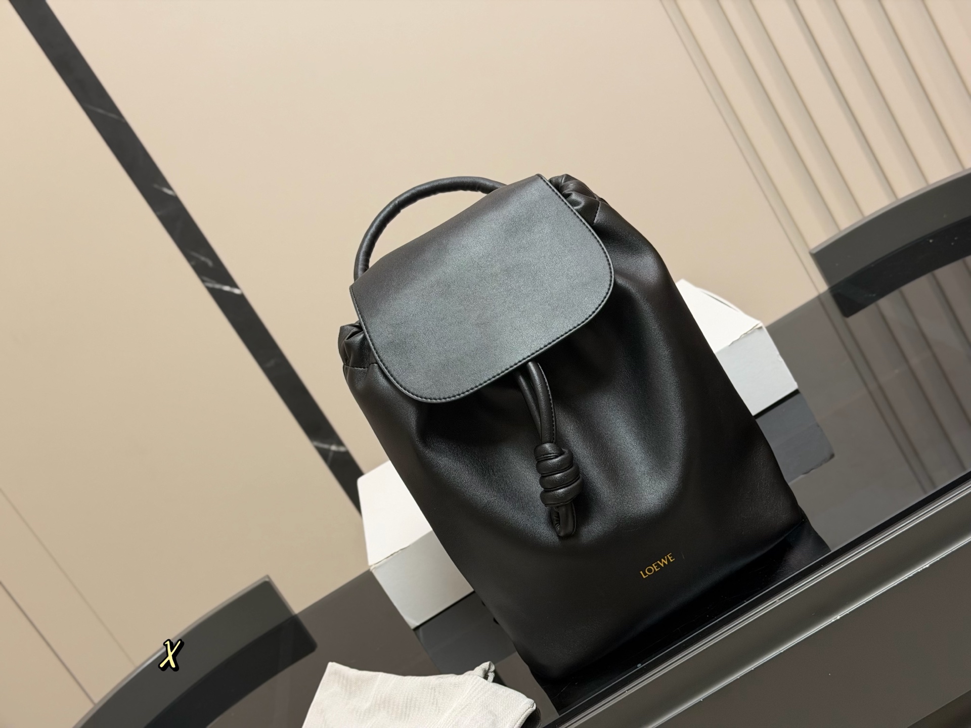 ¥345 With Folding Box | | Loewe Flamenco Backpack | Bright Soft Cowhide, Olive Green, Super Textured The Sailor Knot Design Pays Homage To The Brand's Tradition, And Is Both Artistic And Practical. Main Compartment + Multiple Pockets, Suitable For Commuting And Short Trips. The Shoulder Strap Is Adjustable, You Can Switch Between Double Shoulder, Single Shoulder, And Handheld Carry At Will. It Is Light And Self-weight, And Very Versatile For Daily Outings | Size: 28.35cm