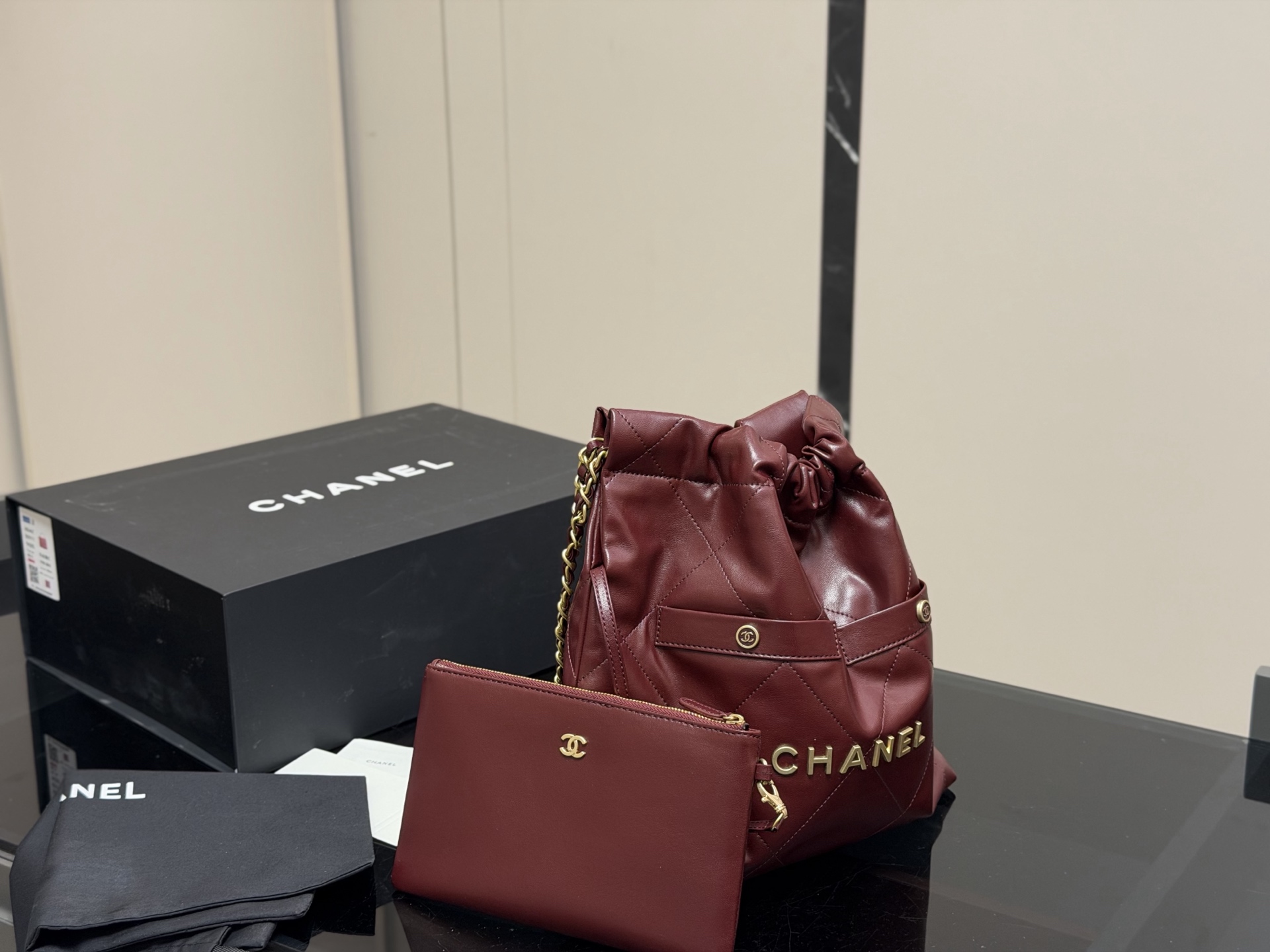¥315 With Box | | Chanel 24b 22bag Double-mouth Garbage Bag | The Leather Is Delicate And Shiny, Soft And Wear-resistant, And Has Both. The Addition Of Two Highly Decorative Small Pockets Adds A Touch Of Gold To The Overall Design. The Flat Rhombus Quilting And Leather Chain Elements Are Embellished With A Hollow Double C Gold Coin On The Chain. The Retro Fashionable Fork Is Casually Matched With The Concave Shape, Integrating Simplicity And Comfort, And Can Withstand The Changes Of The Seasons | Size: 35.37cm