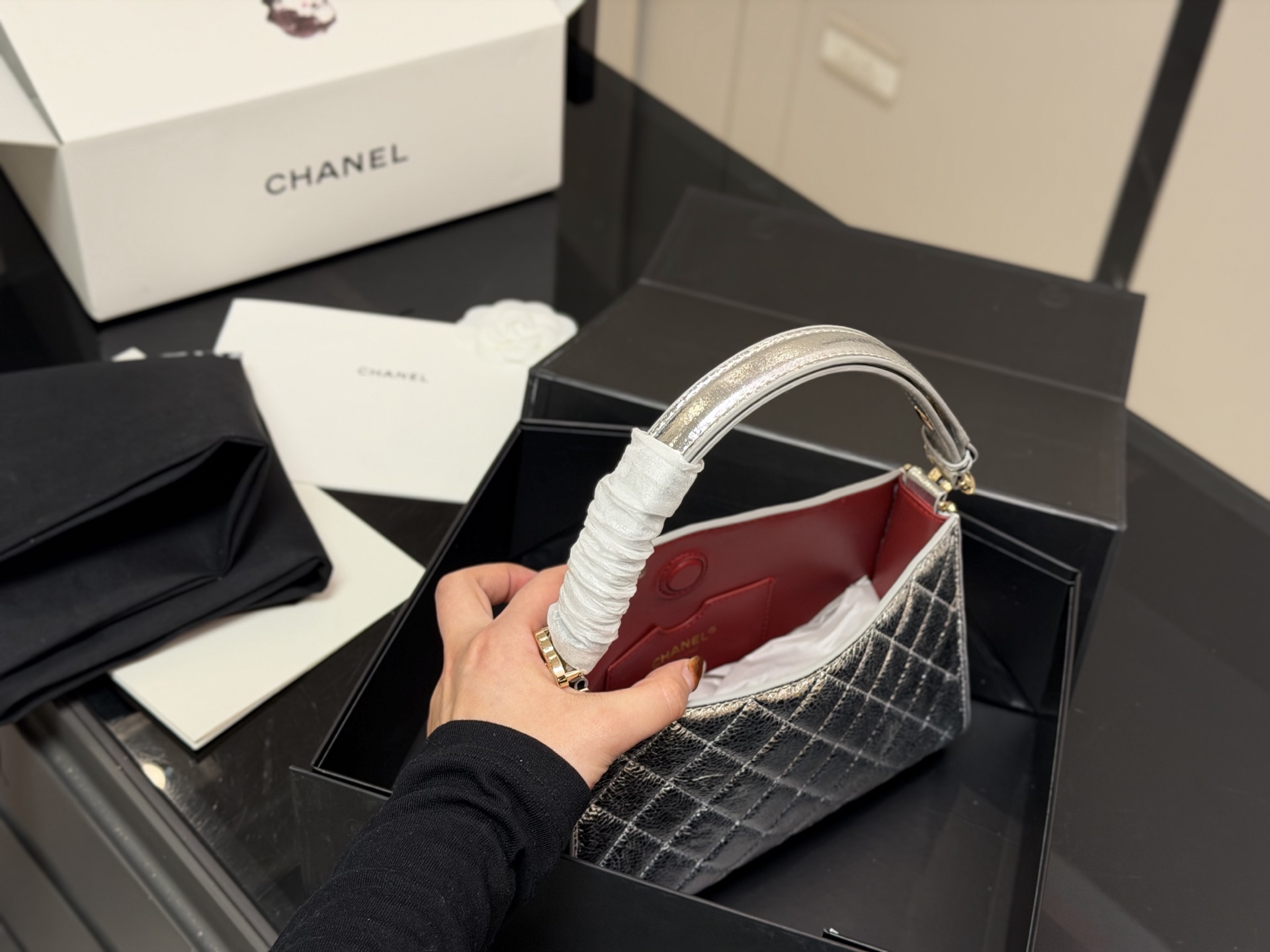 ¥270 配盒

Chanel 香奈儿23B Hobo腋下包
经典银色配色，柔软银色皮革＋菱格纹缝线，低调奢华质感满分。容量适中，通勤休闲都很OK!肩带可调节，单肩/斜挎随心切换，实用性超强
尺寸:22.14cm