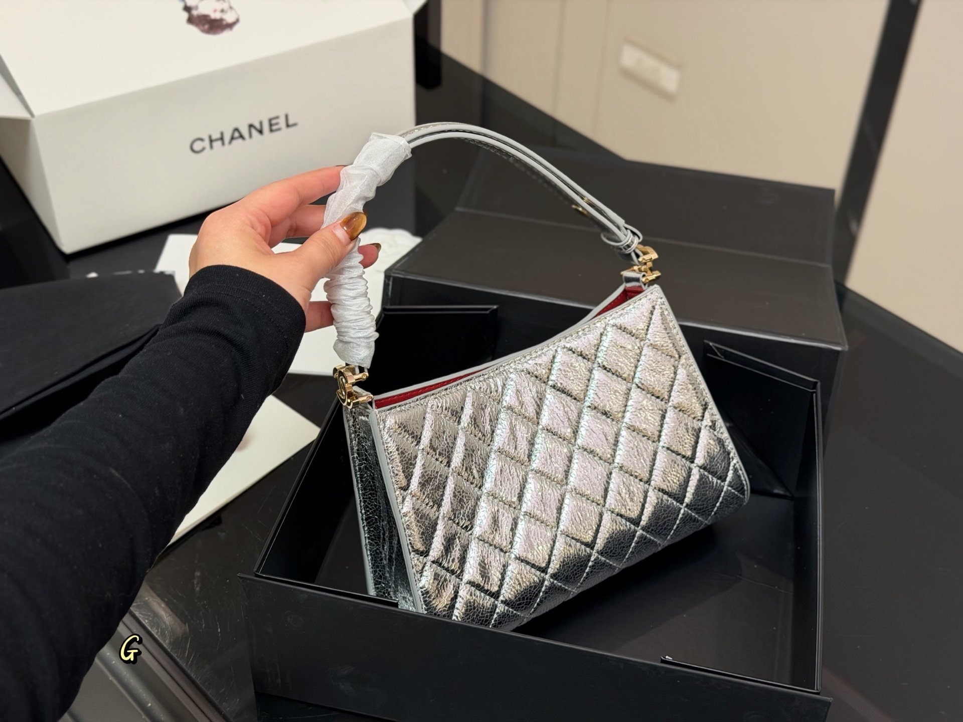 ¥270 配盒

Chanel 香奈儿23B Hobo腋下包
经典银色配色，柔软银色皮革＋菱格纹缝线，低调奢华质感满分。容量适中，通勤休闲都很OK!肩带可调节，单肩/斜挎随心切换，实用性超强
尺寸:22.14cm