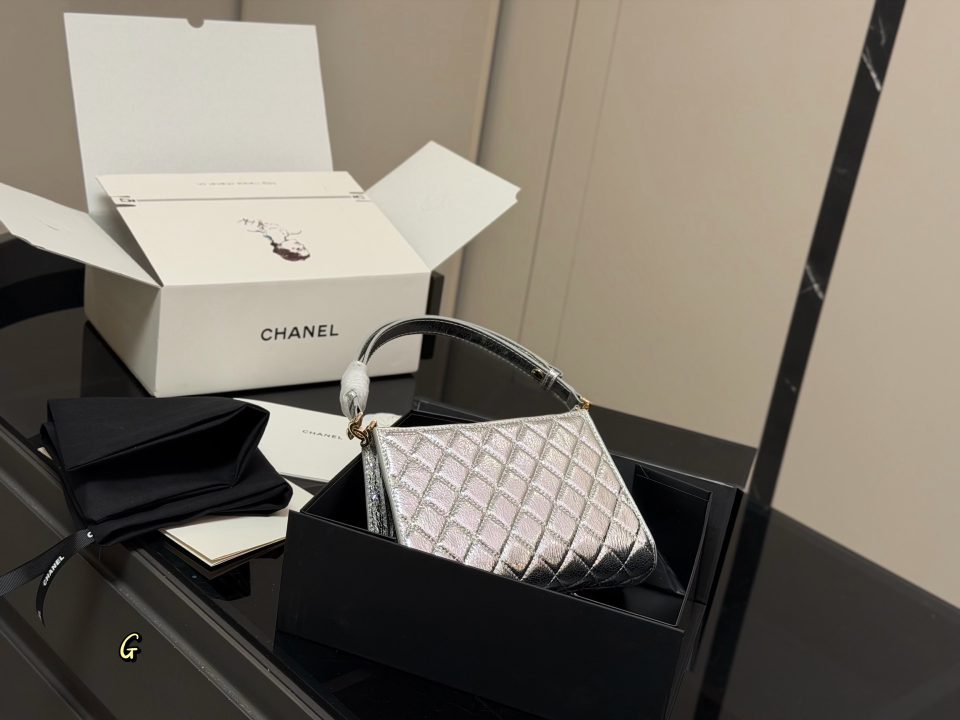 ¥270 配盒
Chanel 香奈儿23B Hobo腋下包
经典银色配色,柔软银色皮革+菱格纹缝线,低调奢华质感满分。容量适中,通勤休闲都很OK!肩带可调节,单肩/斜挎随心切换,实用性超强
尺寸:22.14cm