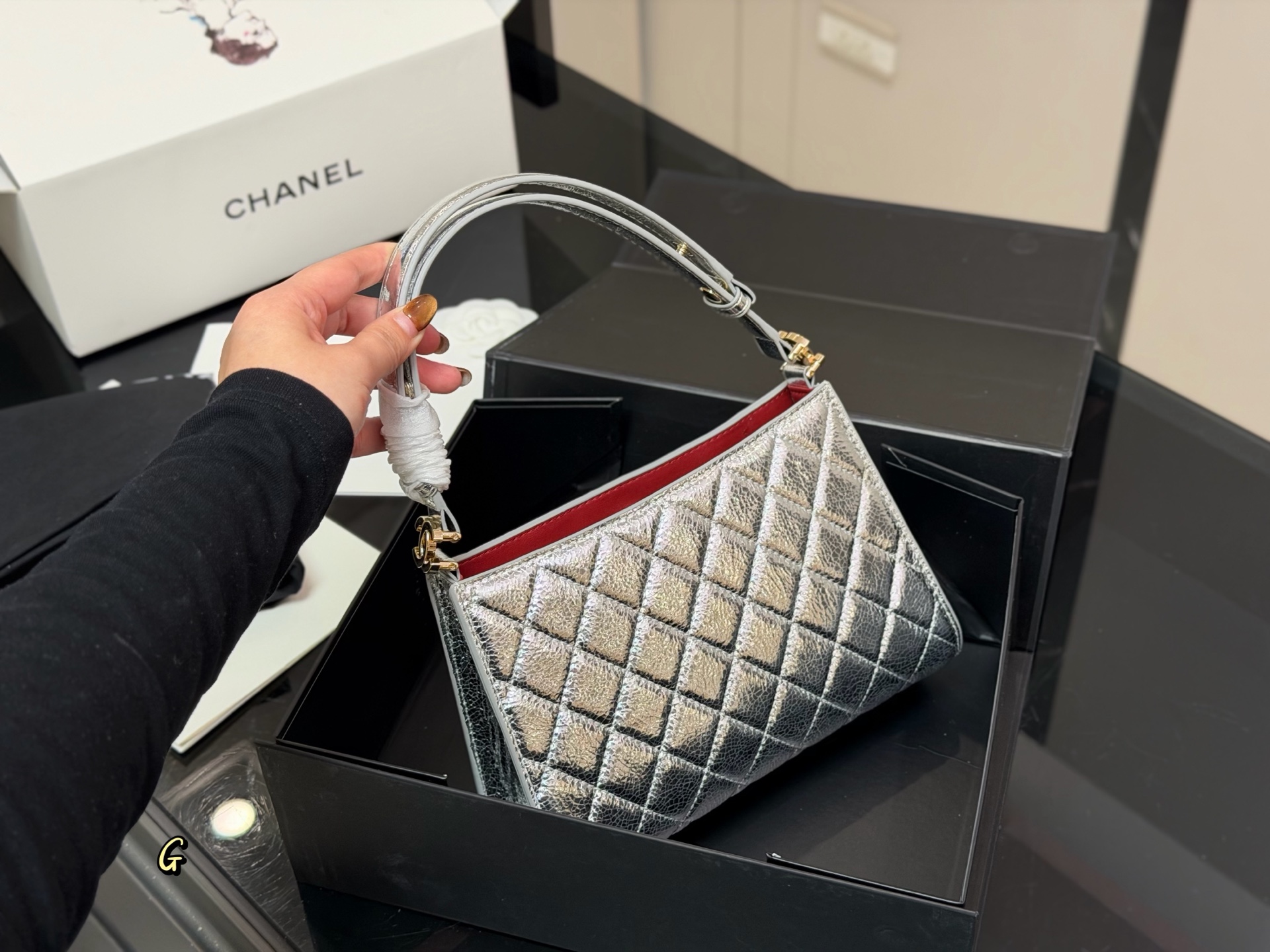 ¥270 配盒

Chanel 香奈儿23B Hobo腋下包
经典银色配色，柔软银色皮革＋菱格纹缝线，低调奢华质感满分。容量适中，通勤休闲都很OK!肩带可调节，单肩/斜挎随心切换，实用性超强
尺寸:22.14cm