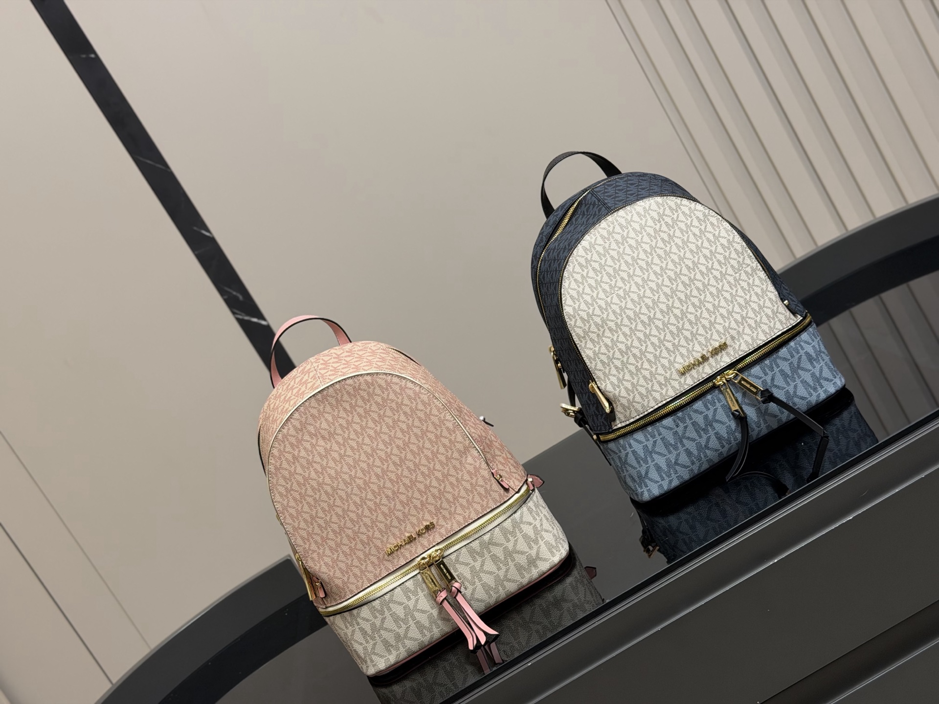 ¥285 With Box | Michael Kors Women's Bag, New Rhea Zip Color-blocked Logo Printed Women's Backpack, Travel Zipper School Bag | Mk Backpacks Are All Mid-to-high-end Series Of The Same Style | Mk As An Affordable Luxury Brand Originally Has A Civilian Price | So This Classic Retro Style Is A Must-have | Babies Who Plan To Travel In Autumn | A Lightweight And Large-capacity Backpack Is A Must | Simple, Durable, Large Capacity And Very Practical | 30×32cm