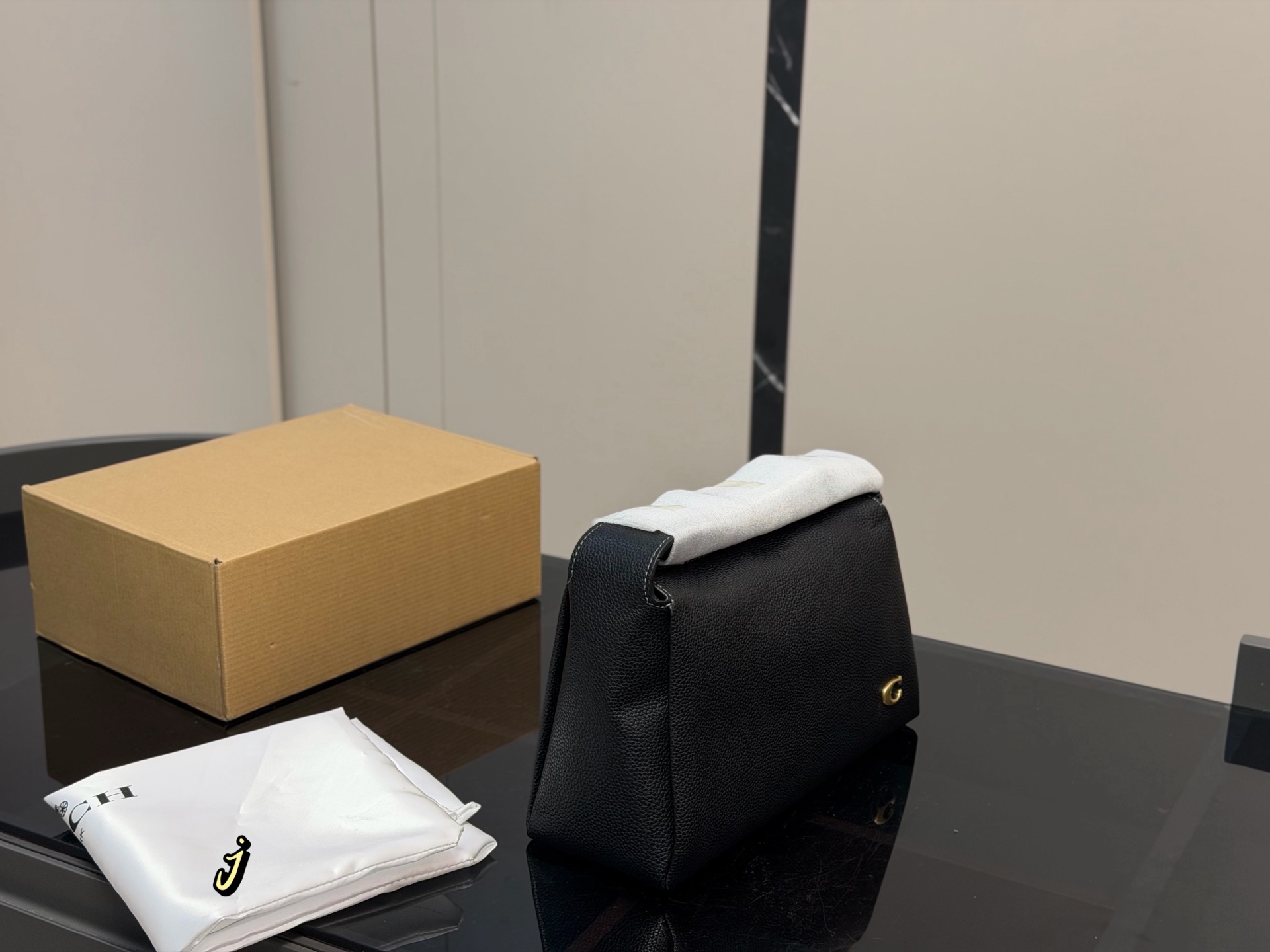 ¥218 Comes With Airplane Case | | Coach Lola Underarm Bag | A Bag That Office Workers Will Also Love | Light And Stable Design, You Can Carry It All Day Long Without Getting Tired On Your Shoulders | Extra Large Capacity, Can Be Easily Put Down | Made Of Scratch-resistant Pebbled Calfskin, You Are Not Afraid Of Scratches During Daily Commuting, Perfect For Practicality Size: 29.17cm