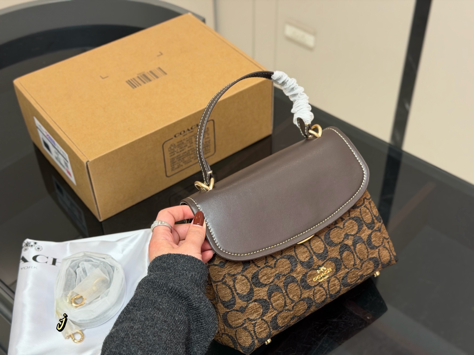 ¥263 Comes With Airplane Case | | Coach Emory Handbag | A Bag That Office Workers Will Also Love | Light And Stable Design, You Can Carry It All Day Long Without Getting Tired On Your Shoulders | Extra Large Capacity, Can Be Easily Put Down | Made Of Scratch-resistant Pebbled Calfskin, You Are Not Afraid Of Scratches During Daily Commuting, Perfect For Practicality Size: 23.18cm
