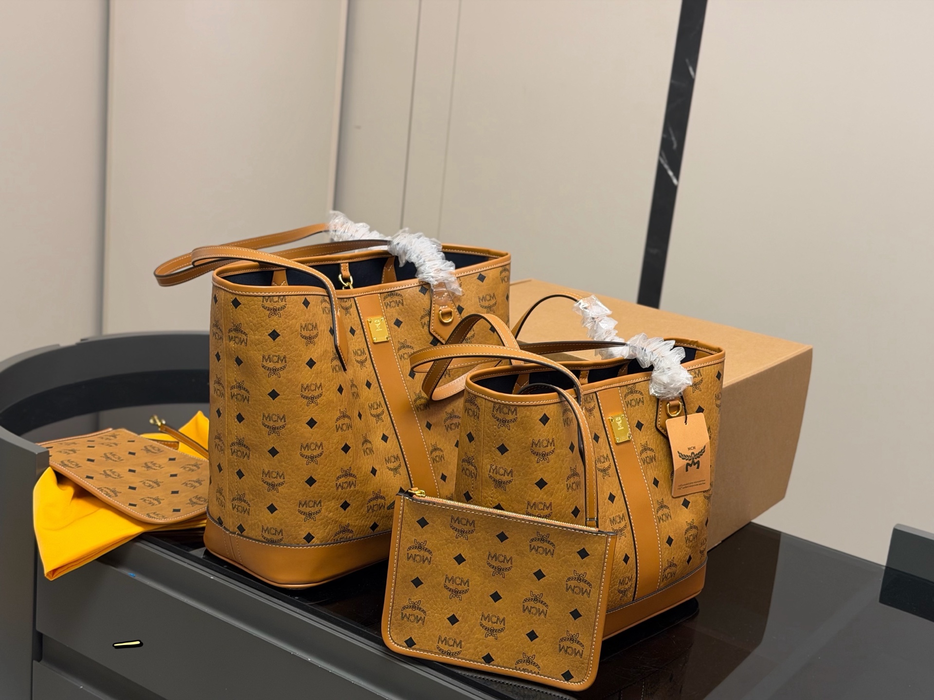 ¥180 ¥170 (con caja, original) tamaño: 35cm 30cm. MCM bolsa de compras nueva. Simplemente una bolsa de compras MCM 🛍️,…