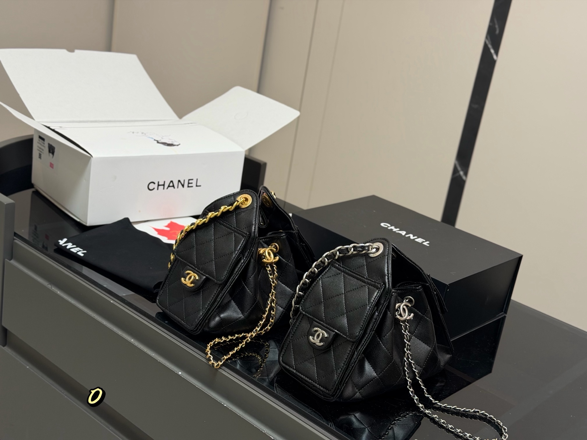 ¥345 With Box | | Chanel 25s Hobo Mini Is A Must-have | This Year's Chanel 25s Series Is So Beautiful... | This Hobo Is A Small Size, Which I Personally Think Is More Everyday | The Texture Particles Are Not So Heavy But Very Delicate | It Is Also More Wear-resistant A Fashionable Must-have Item | Size: 22.15cm, Enough For Daily Outings