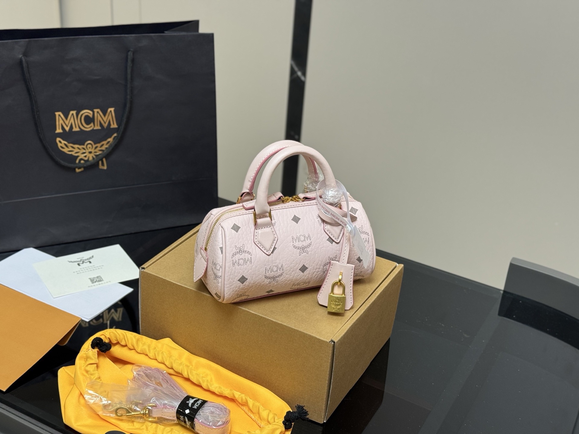 ¥155 con caja de avión tamaño: 18cm MCM esta temporada se centra en la moda, ¡el nuevo bolso almohada MCM Ella! ¡Es con…