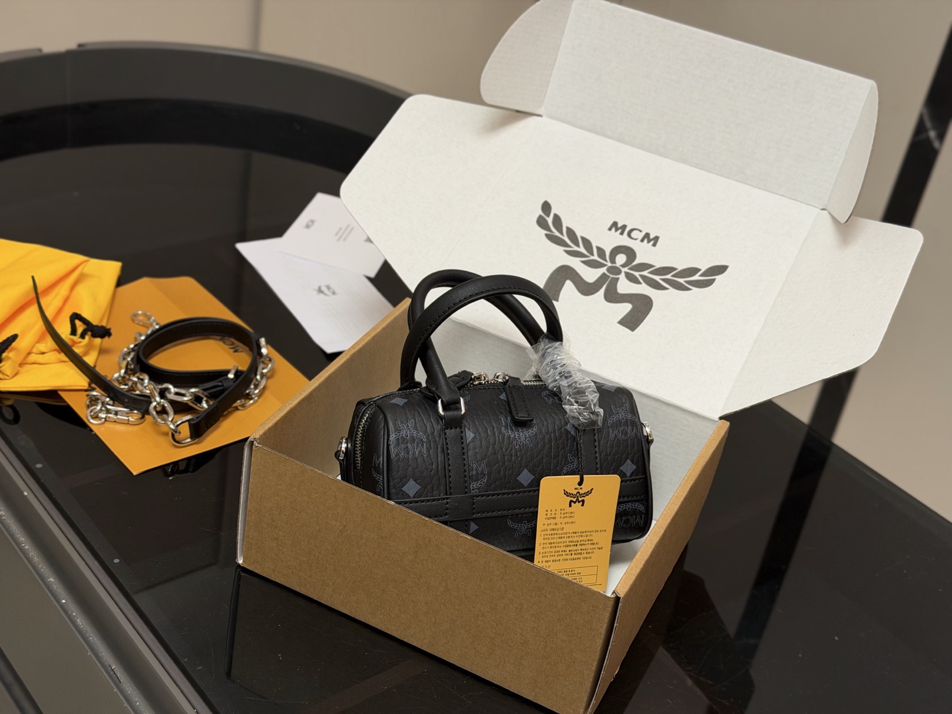¥130 con caja de avión, tamaño: 18*9.5cm, ¡original! ¡Original! MCM mini bolso Boston almohada, herrajes de boutique, �…