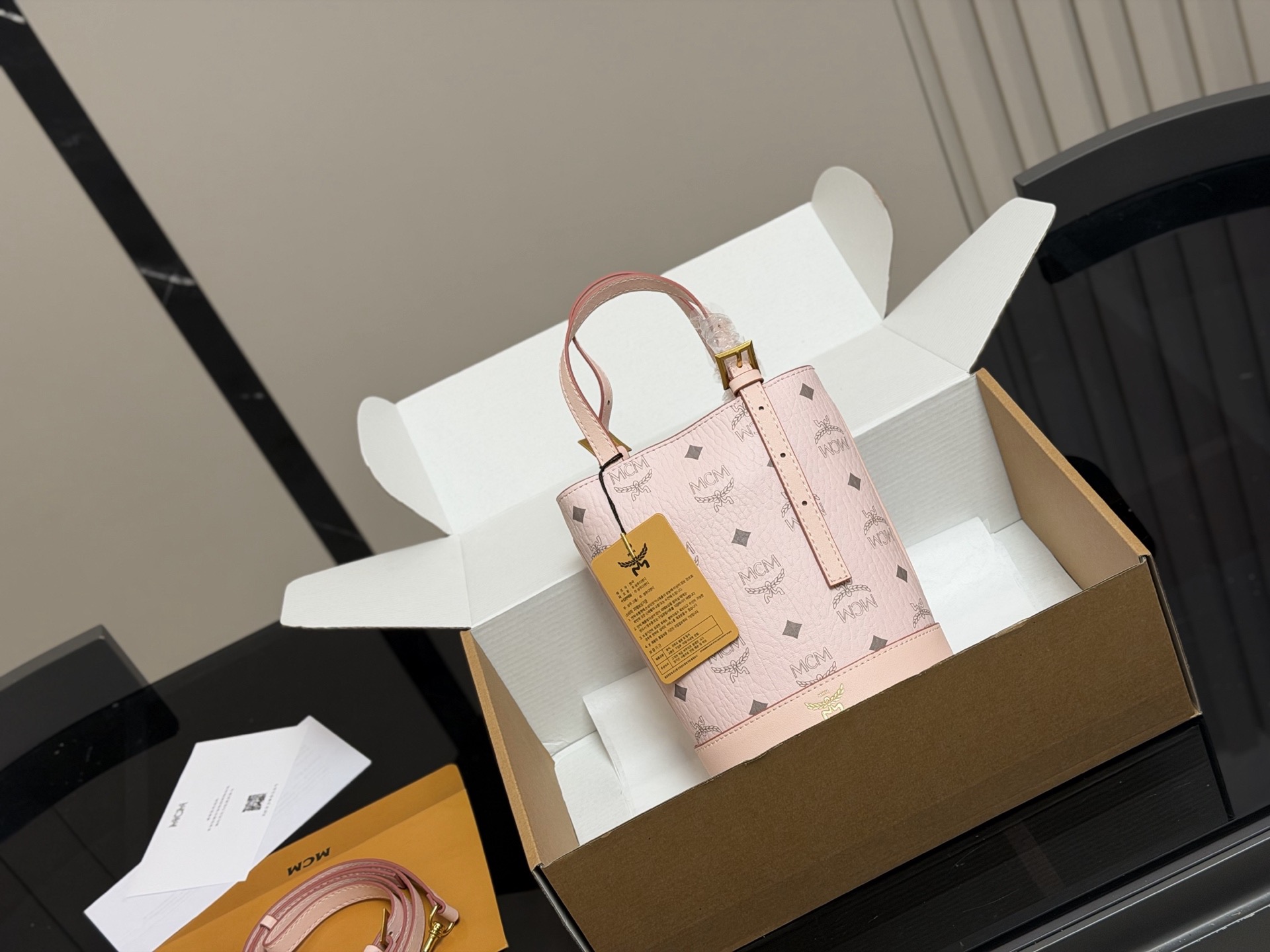 ¥150 Con caja de avión MCM ｜Bolso cubo｜Nuevo modelo MCM, también se puede llevar cruzado, original. Qingdao. Muy elegan…