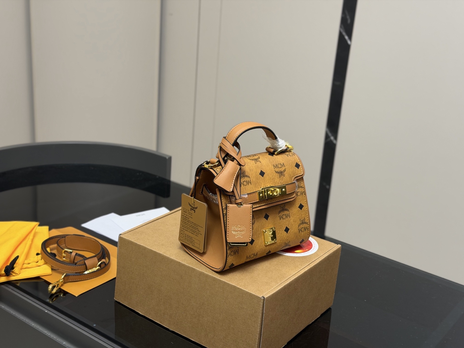 ¥155 Con caja de avión, tamaño: 19*15cm MCM bolso Kelly, juguetón y adorable, se puede llevar al hombro, en la mano o c…