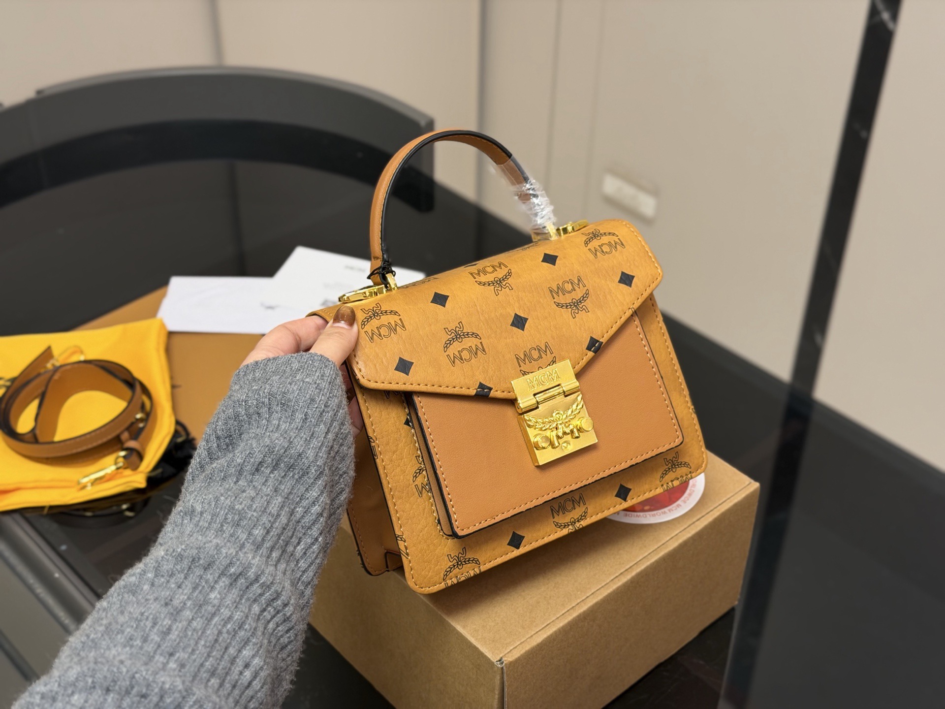 ¥155 Con caja de avión, tamaño: 21*17cm 【MCM bolso de mensajero original】 Réplica: ¡idéntico! La reinterpretación clási…