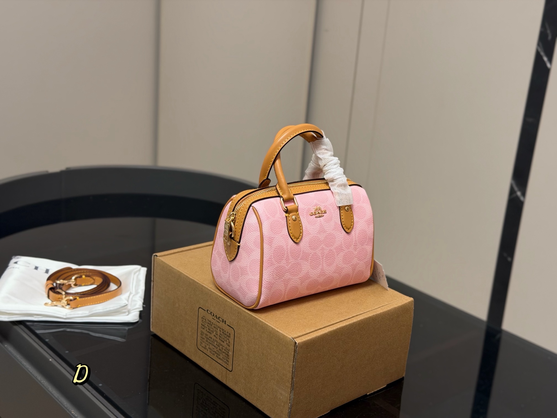 Con embalaje completo. Tamaño: 18*12cm. Coach, bolso mini almohada/nuevo producto. El mini Boston súper lindo…