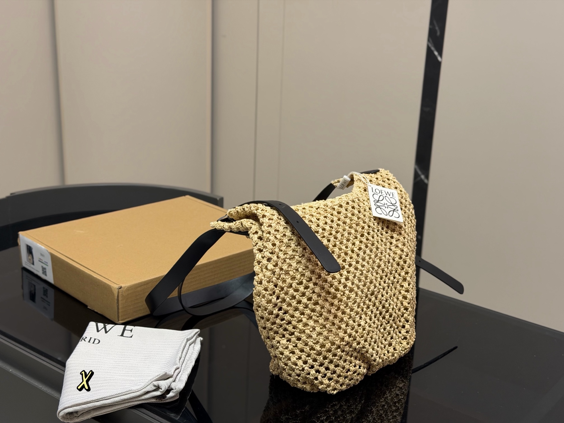 ¥210 With Box | | Loew Pouch Handbag | Loew Pebble Pouch Handbag | Simple And Neat Design, High-end And Casual. The Whole Bag Is Made Of Soft Calfskin, Which Is Very Wear-resistant And Ultra-light Weight. So Festive | Size:20.33cm