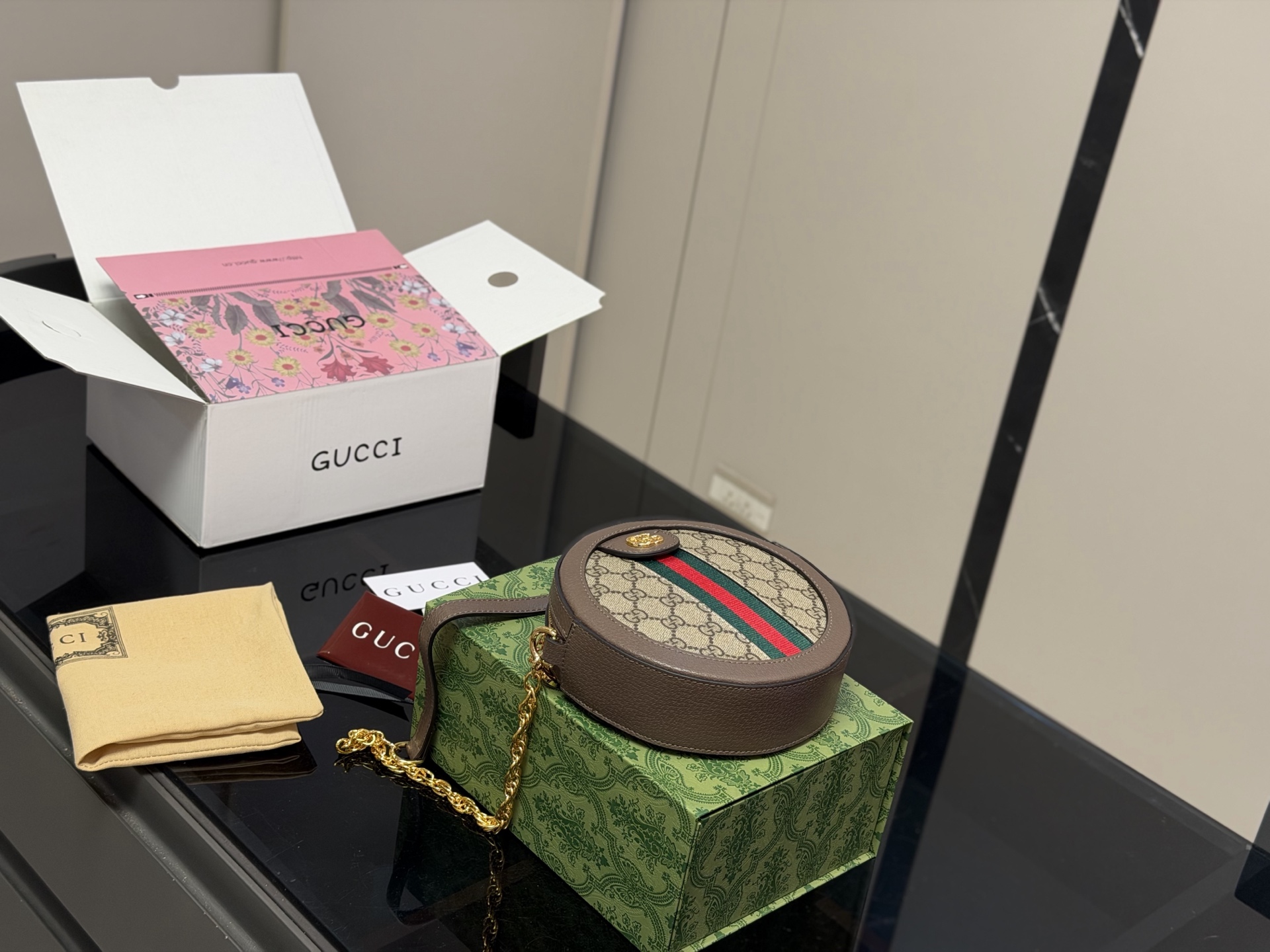 ¥210 Folding Box Airplane Box | Gucci Round Cake Bag | Upgraded Version | To Be Honest, I Like This Bag Very Much. It Is Simple And Retro. | This Kind Of Bag Is The Most Classic. | It Will Never Go Out Of Style. | Size: 19 19cm