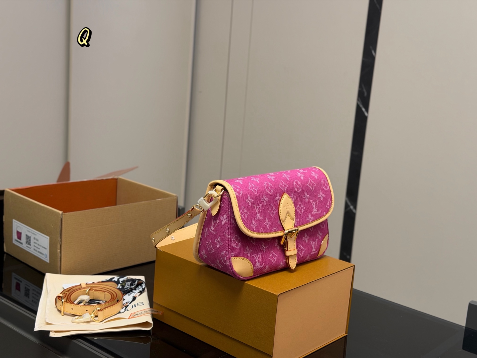 ¥285 Comes With Folding Box And Airplane Case | | Lv Baguette Bag Looks So Good When Worn | | The Configuration Of Double Shoulder Straps Has A Retro Temperament | Matches It With A Sense Of Fashion | It Is Not Inconsistent And The Shoulder Straps Can Be Used Separately, Which Is Rounded To Two Bags Hhh And This One Is Integrated | | Size: 25.16cm