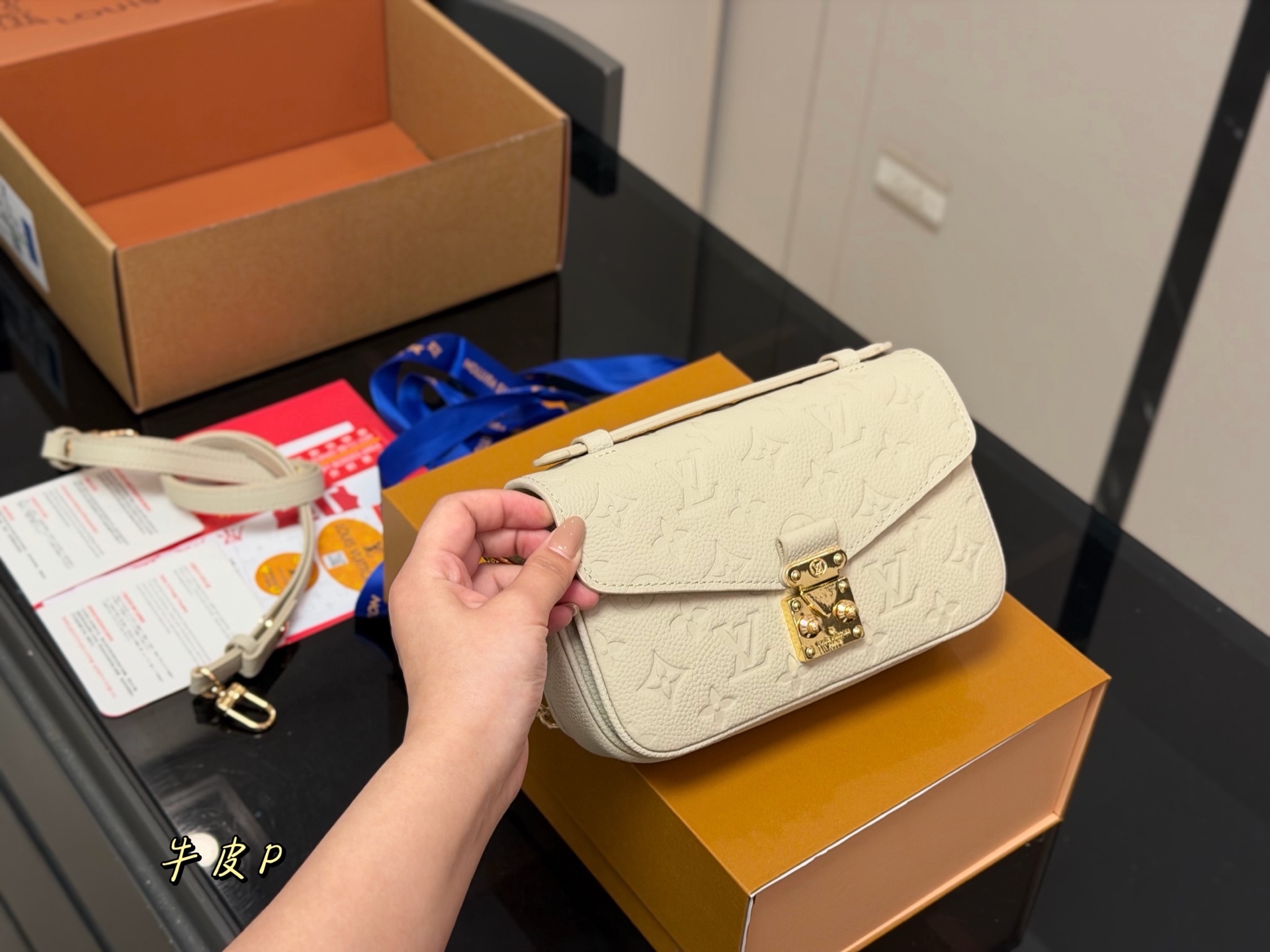 ¥390 Comes With Folding Box And Airplane Case | | Latest Size: 21×6×13cm | Lv High Quality ‼ ️Super Cost-effective ‼ ️ | Be Sure To Look At The Details, Hardware And Materials | New Postman Small East West 〰️ | Equipped With Chain And Leather Shoulder Strap️